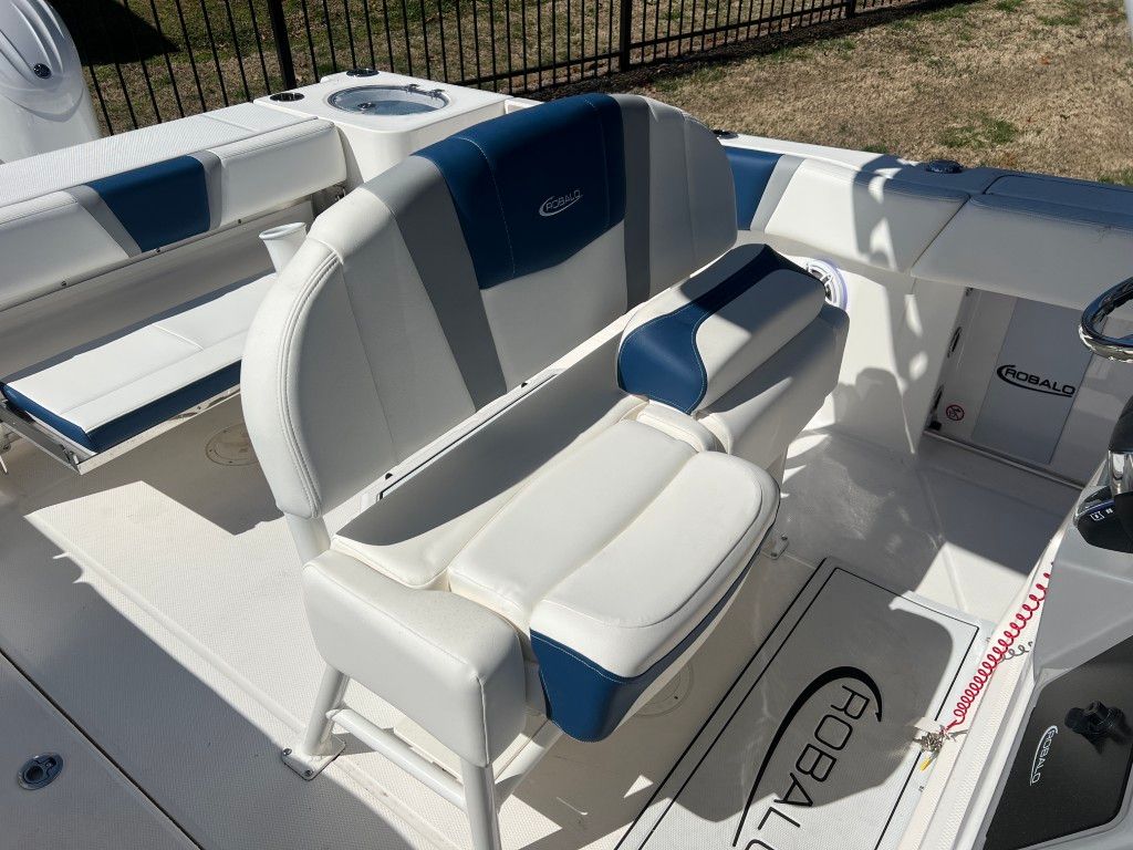 2025 Robalo 250 Center Console - 18