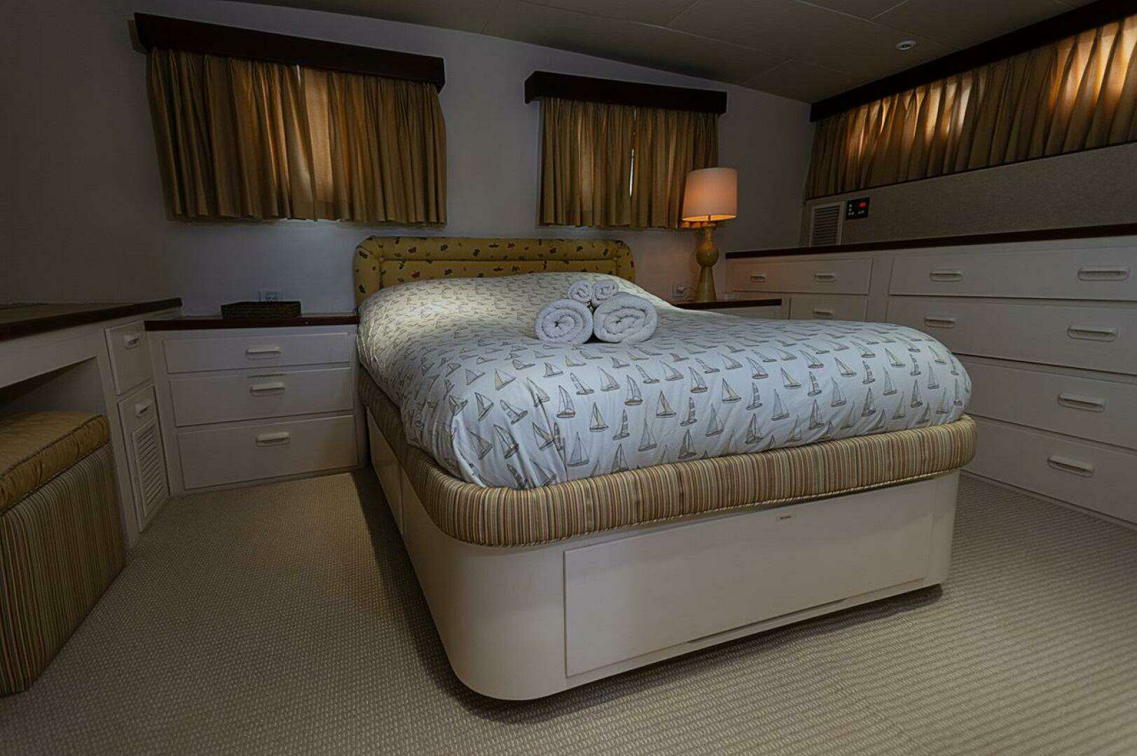 1969 Derecktor Hunt Motor Yacht - Image 19