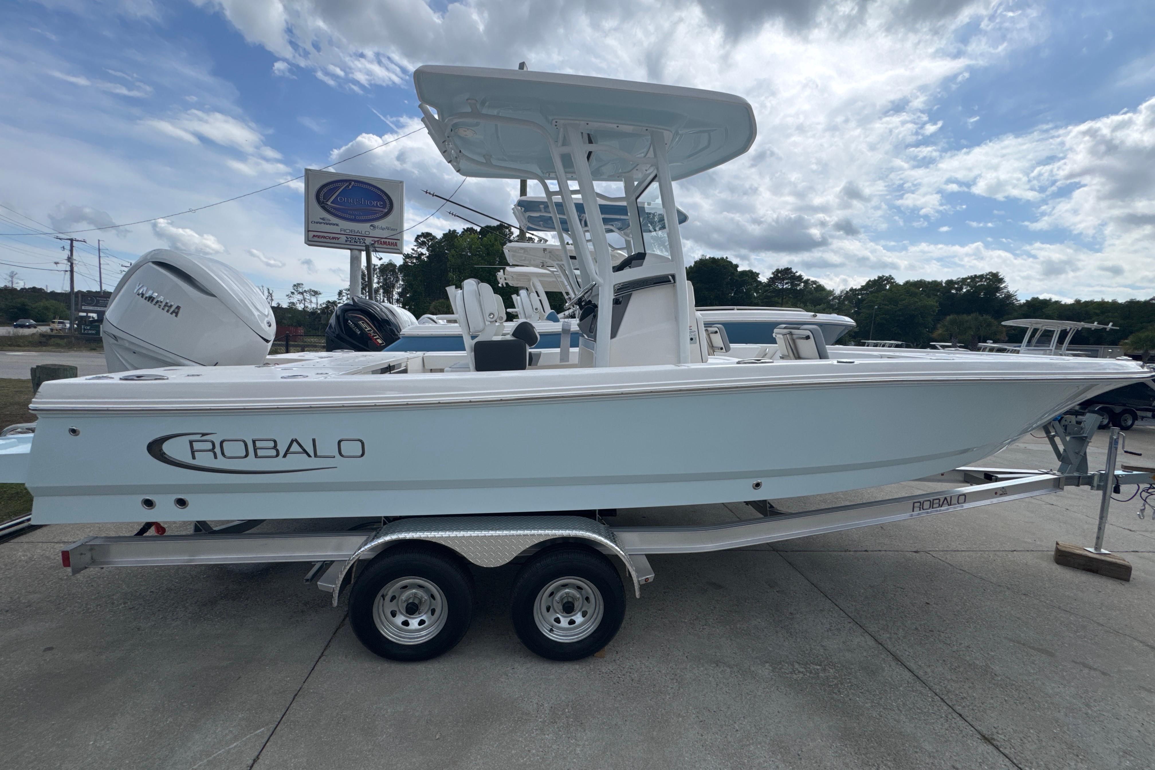 2026 Robalo 246 Cayman