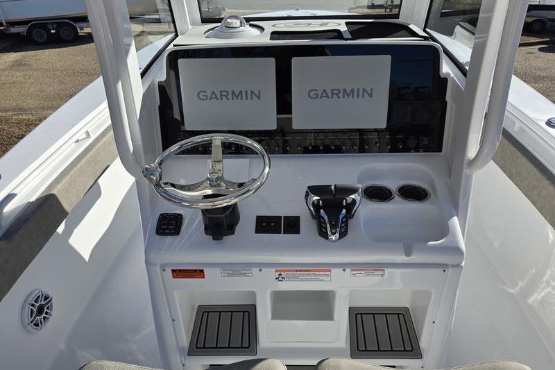 2026 Sea Hunt Ultra 275 Coffin Box boat dashboard with dual Garmin displays.