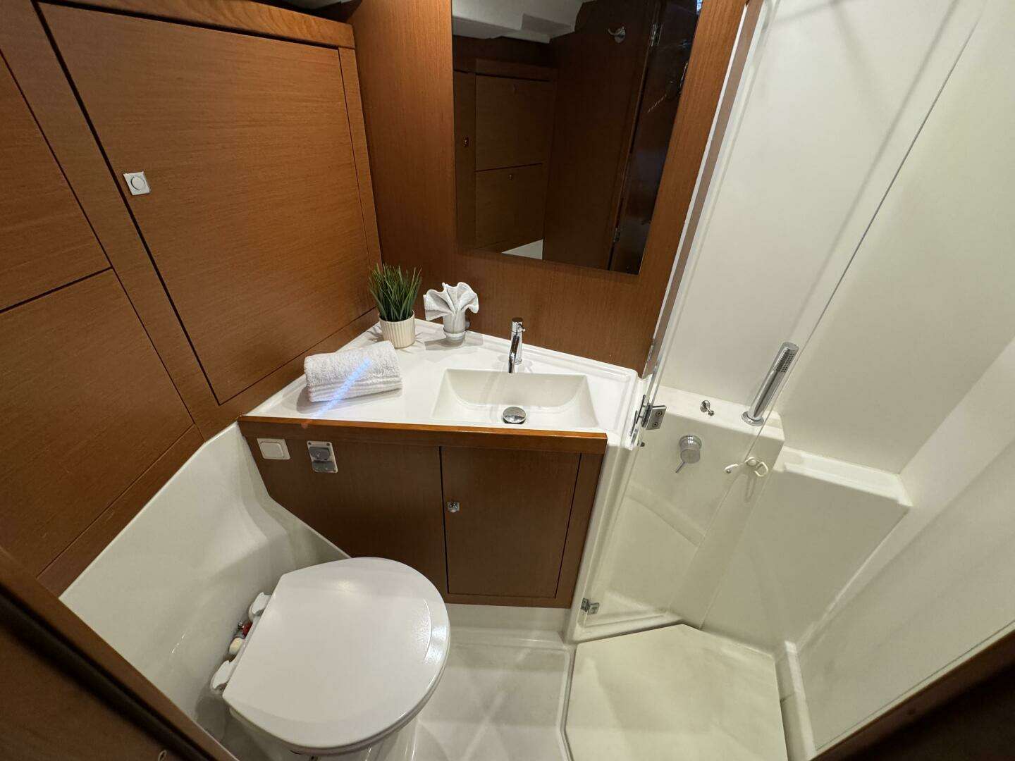 2016 Beneteau Oceanis 45 - Image 49