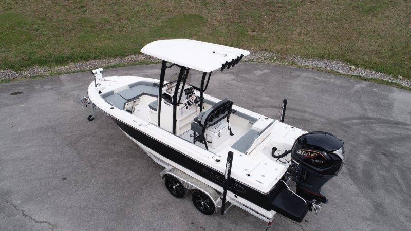 2025 Robalo 226 Cayman - 8