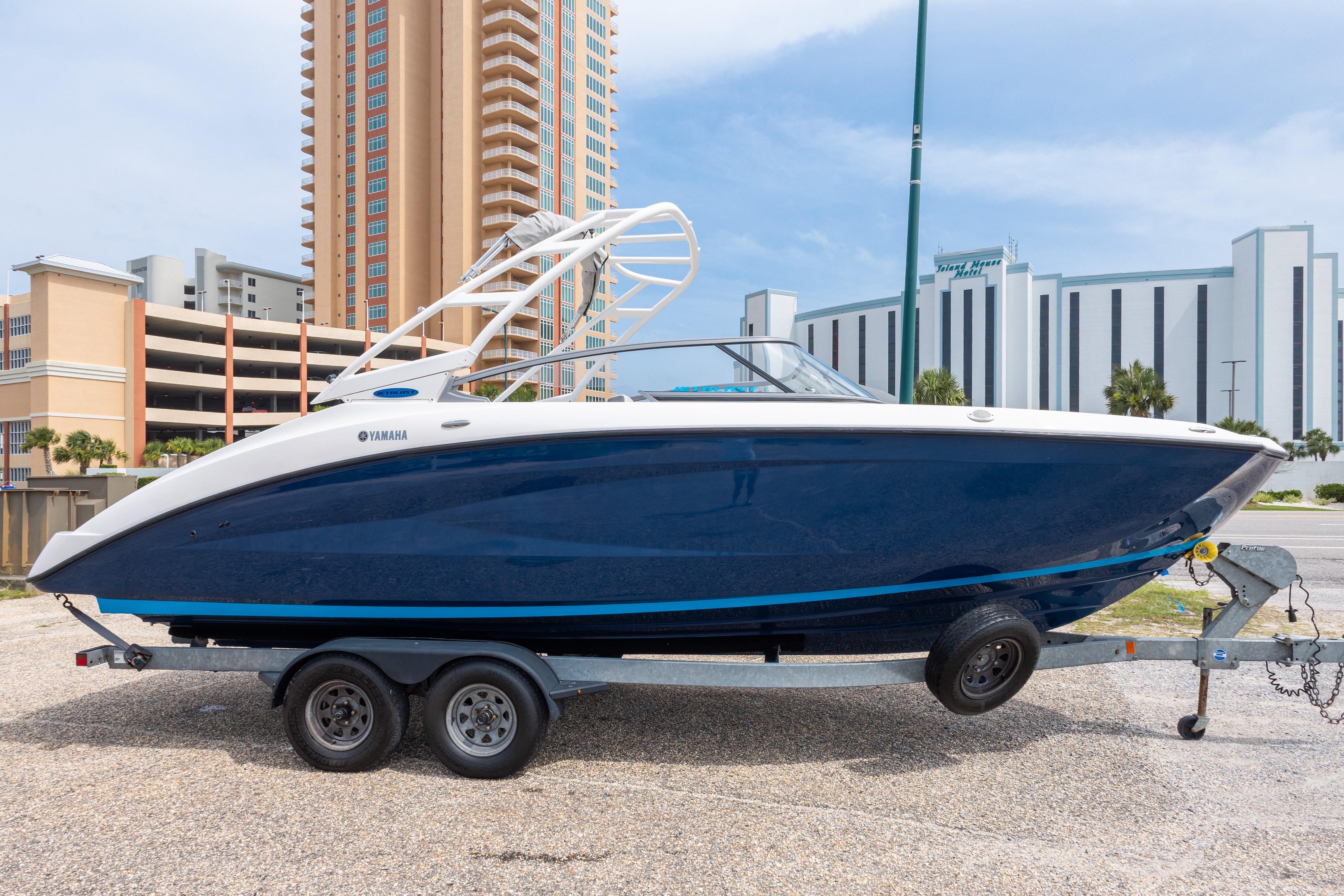 2021 Yamaha Boats AR250 on trailer, urban backdrop, blue and white design.