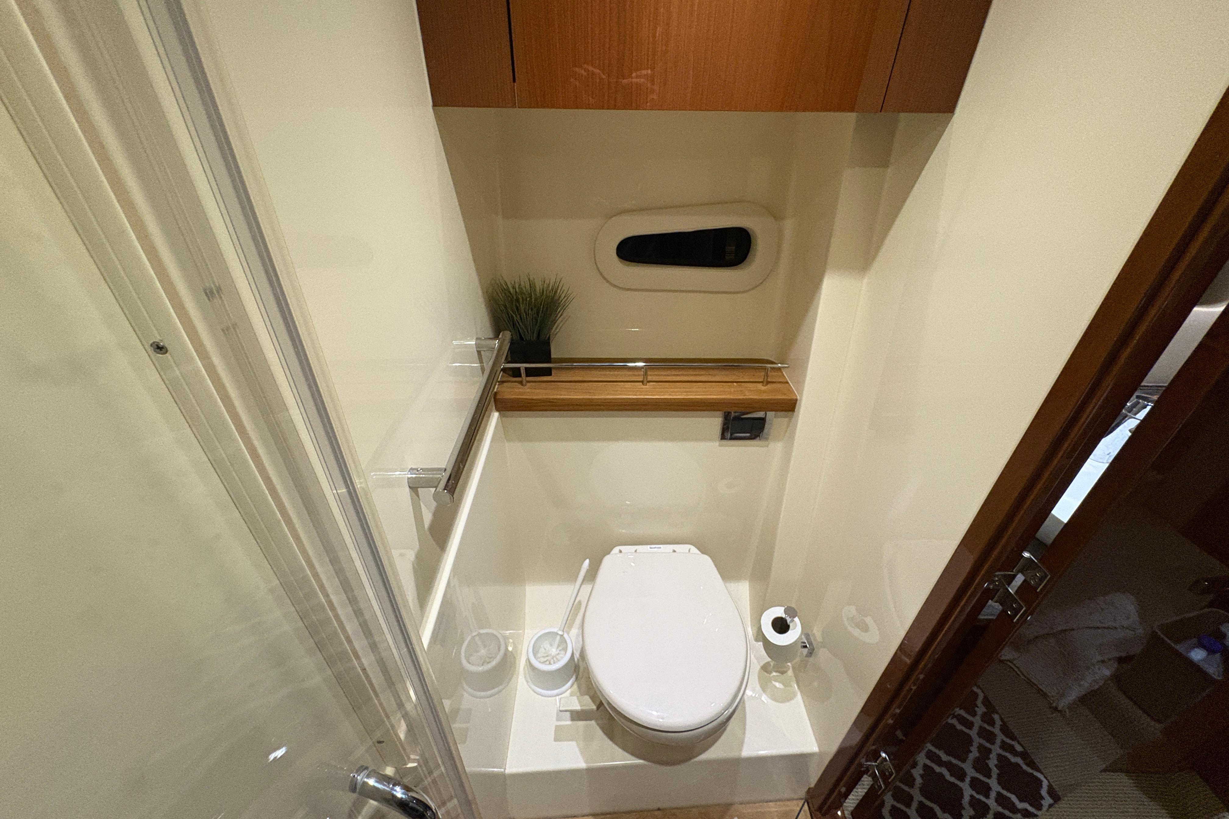 Luxurious bathroom in 2015 Sea Ray 470 Sundancer yacht, featuring modern amenities and elegant design.