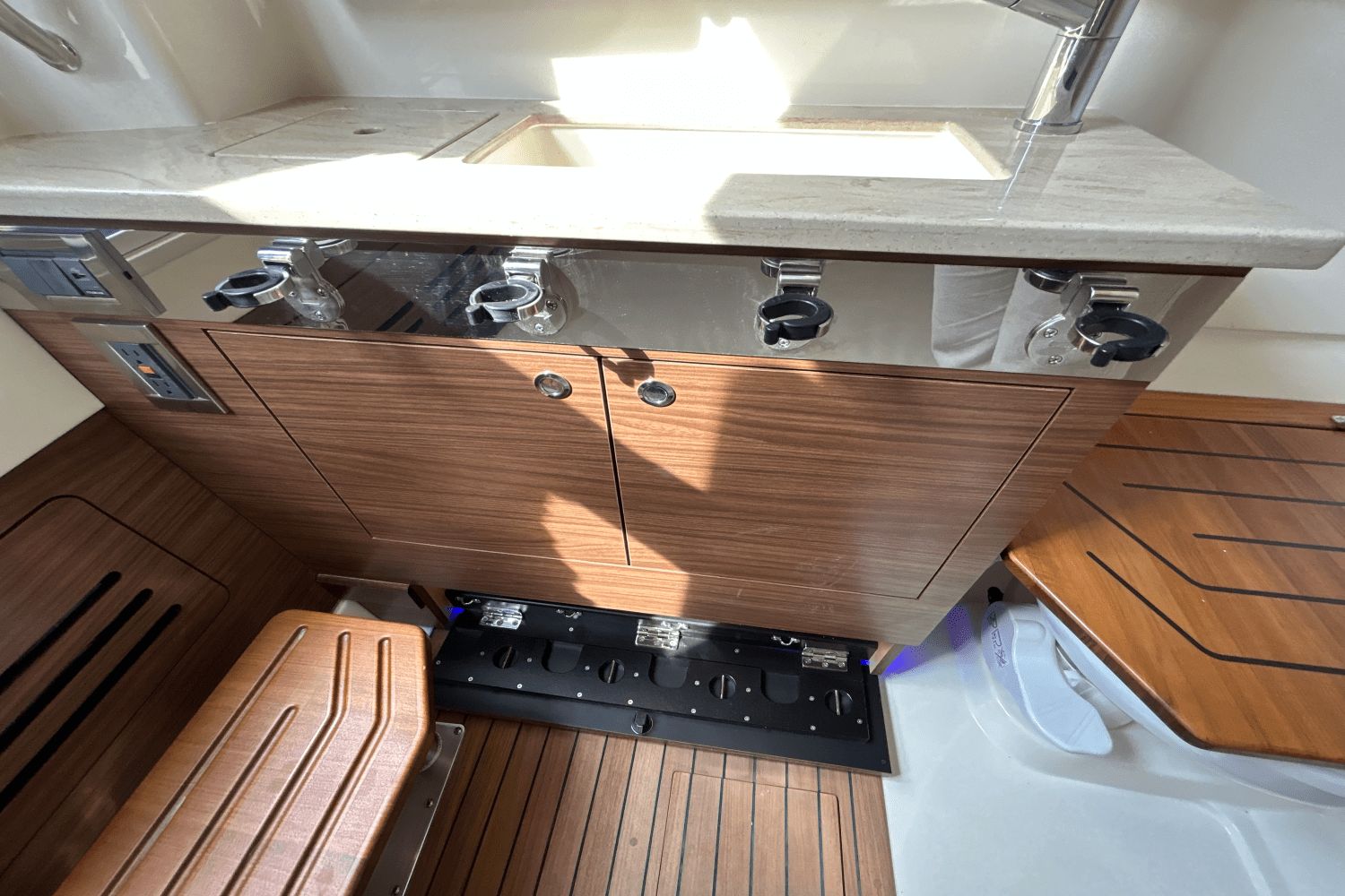 2026 Boston Whaler 360 Outrage - 30