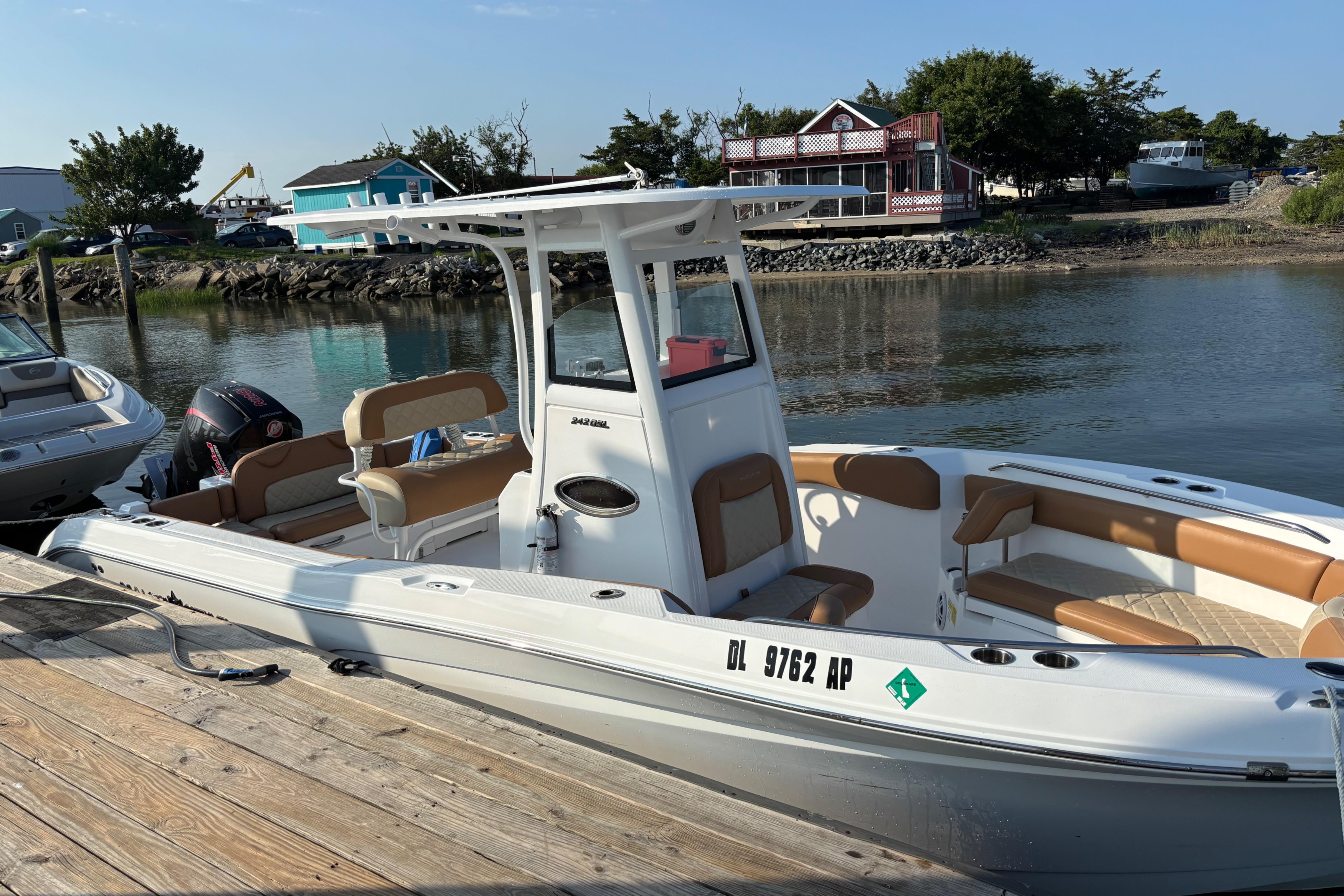 2025 NauticStar 242L Offshore