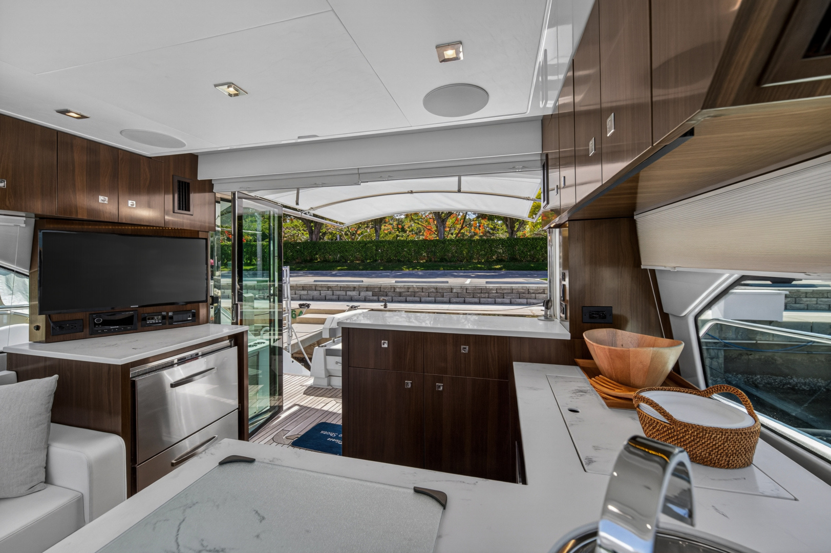 2023 Cruisers Yachts 50 CANTIUS - Image 35