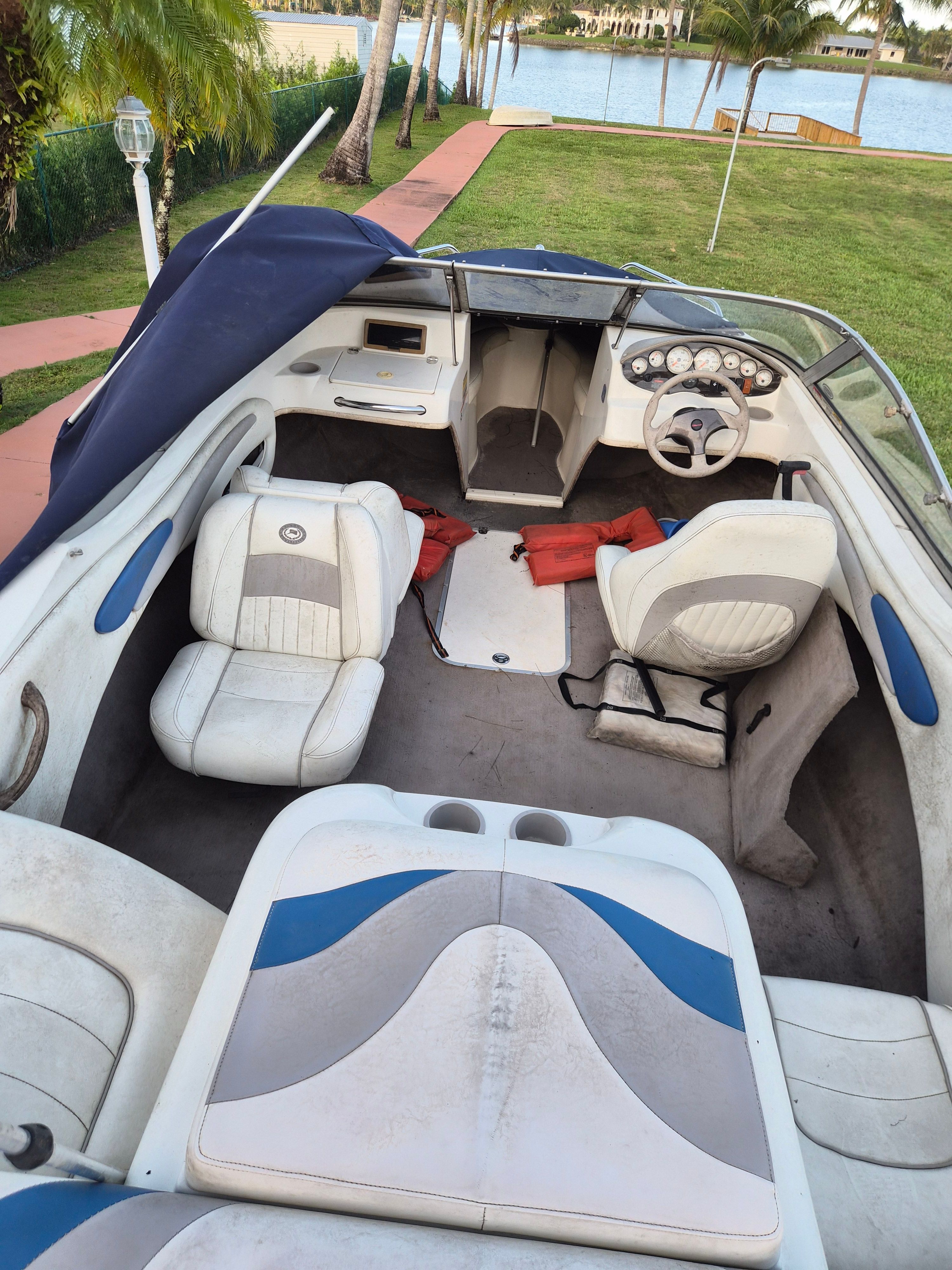 The image shows the cockpit of a 2008 Stingray 195 CS/CX boat with white seats and blue accents.