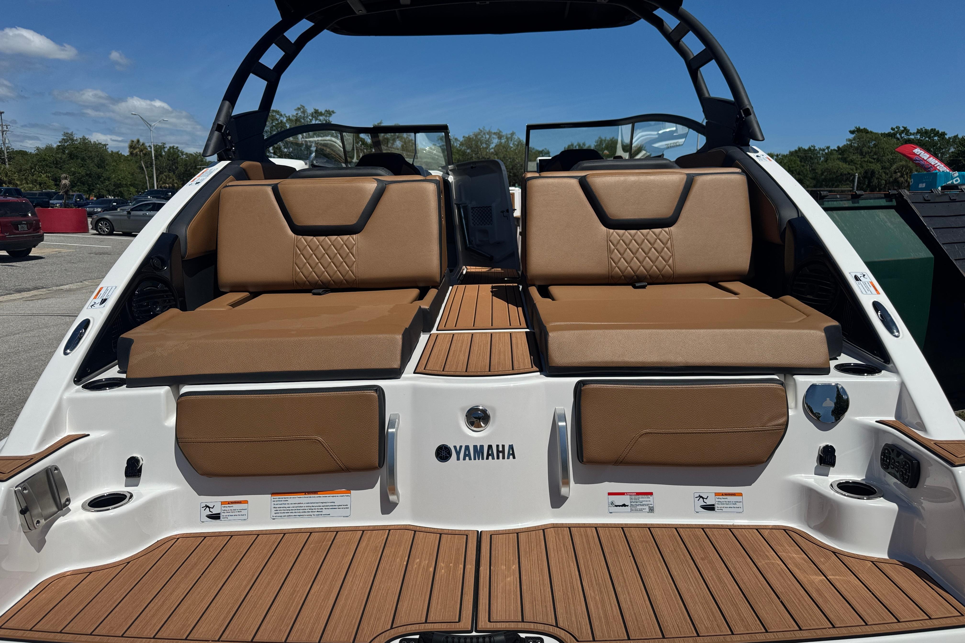 2026 Yamaha Boats 252SD with tan seating and teak flooring, rear view.