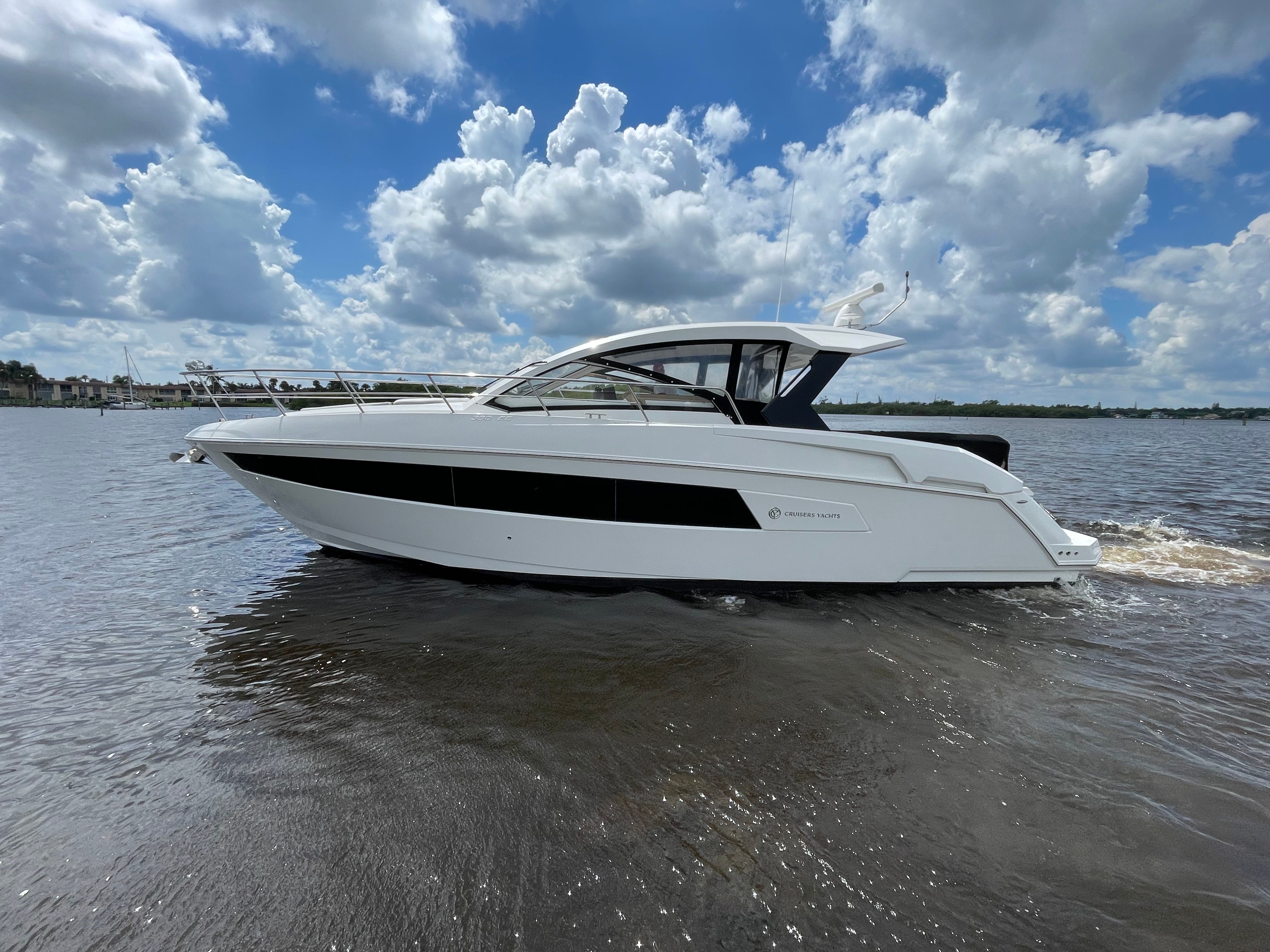 2016 Cruisers Yachts 390 Express Coupe - 49
