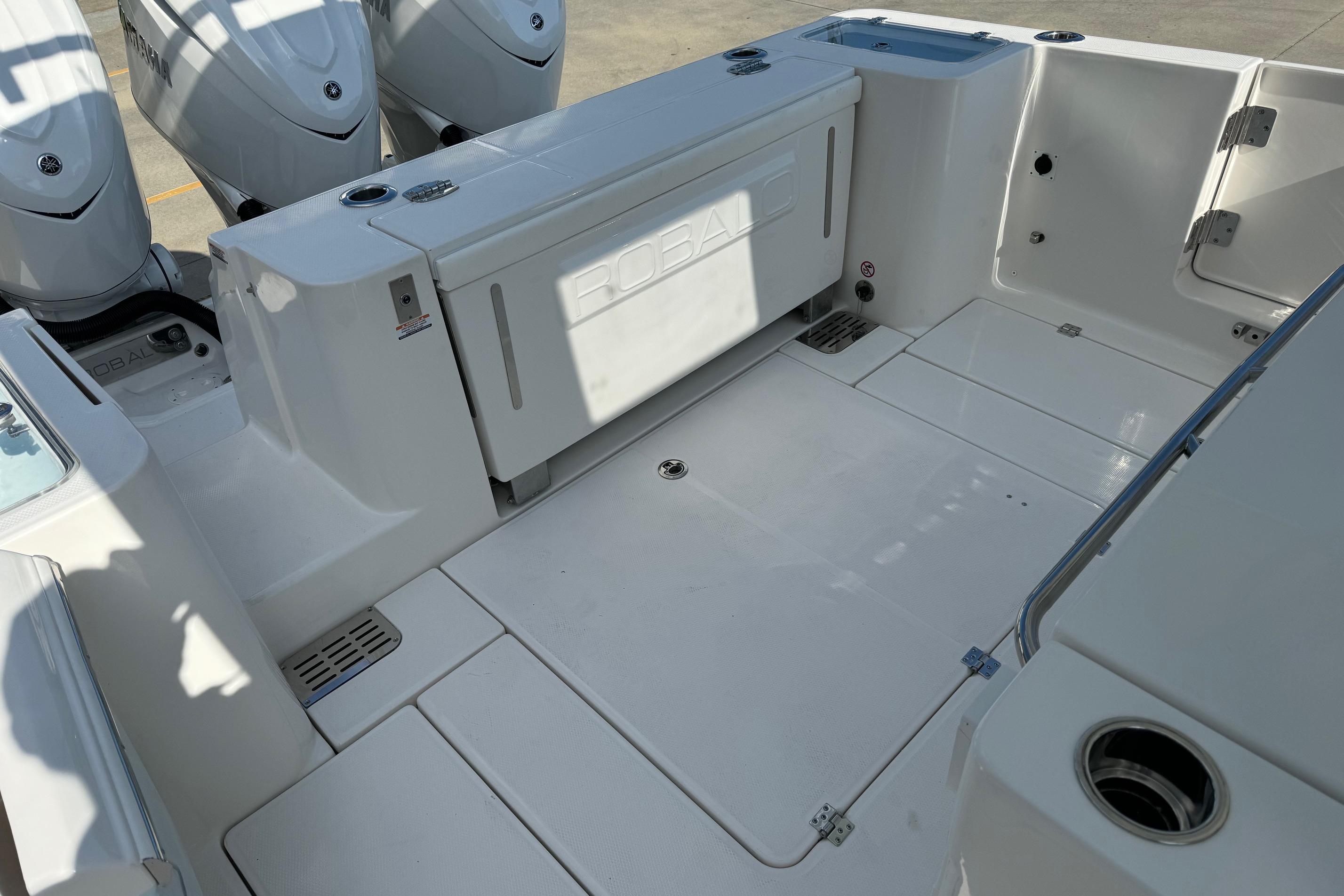 2025 Robalo R360 Center Console boat deck with Yamaha engines, showcasing spacious layout.