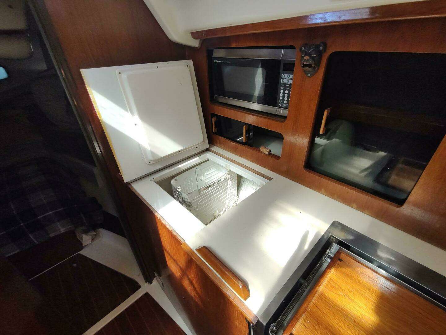 1987 Hunter 37 Legend - Image 25
