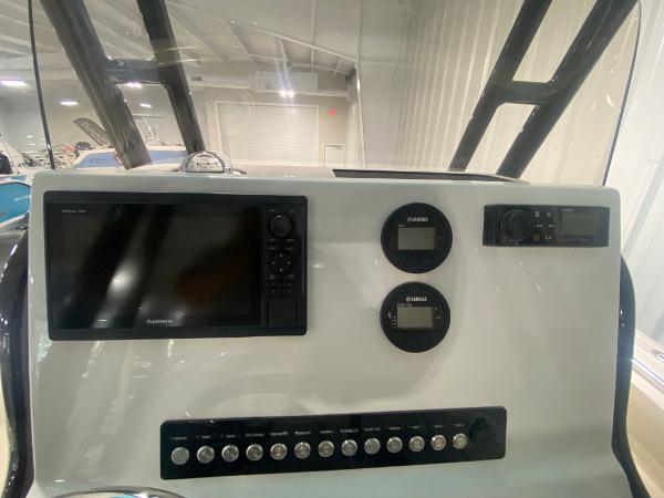 2024 Key West 219 FS boat dashboard with Garmin display and Yamaha gauges.
