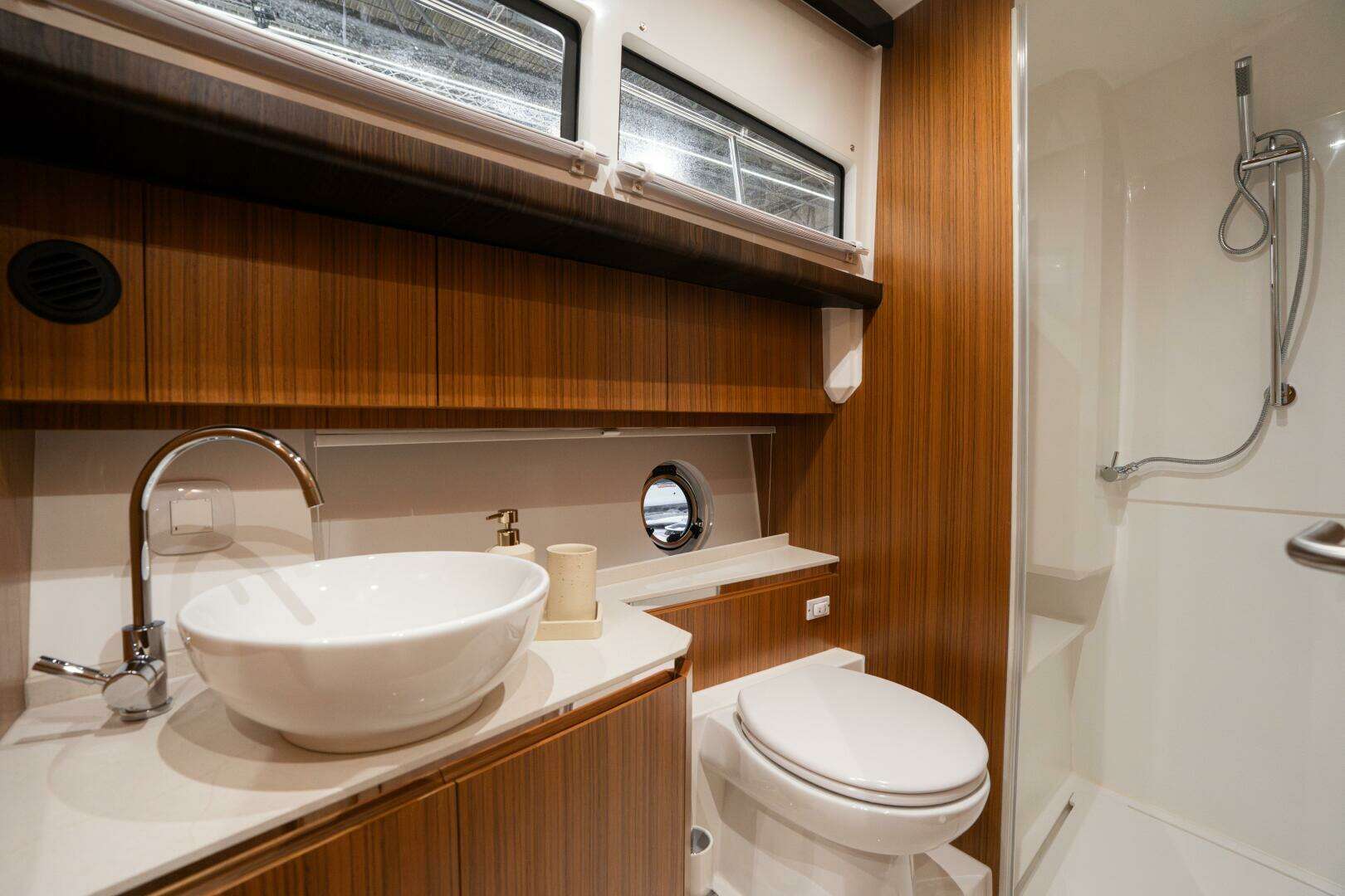 2026 Greenline 42 Hybrid - Image 9