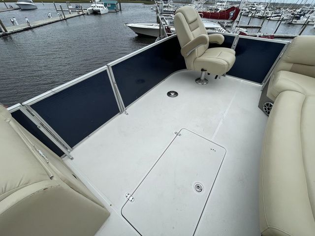 2019 SouthWind V23LC - 11