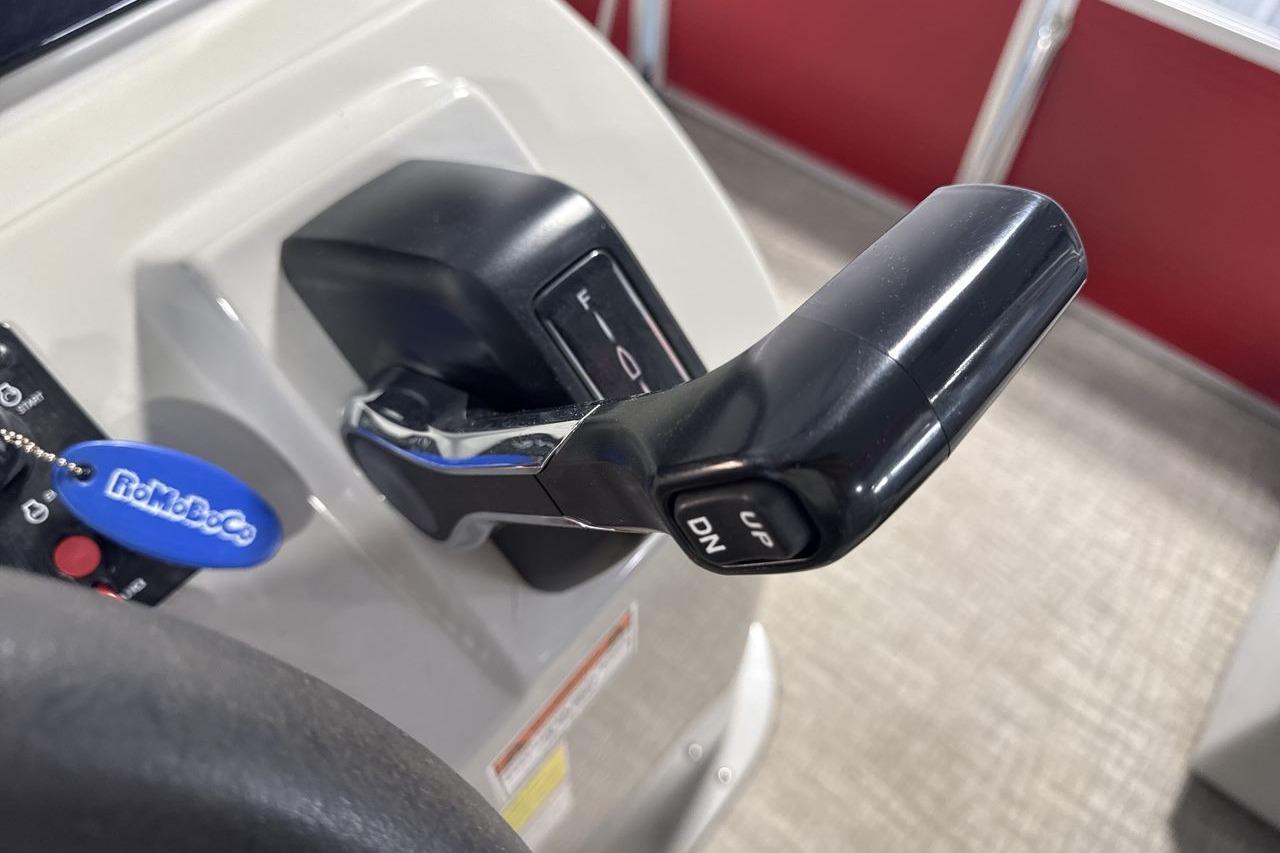 Close-up of 2022 Landau ALURE 232 boat throttle control with keychain.