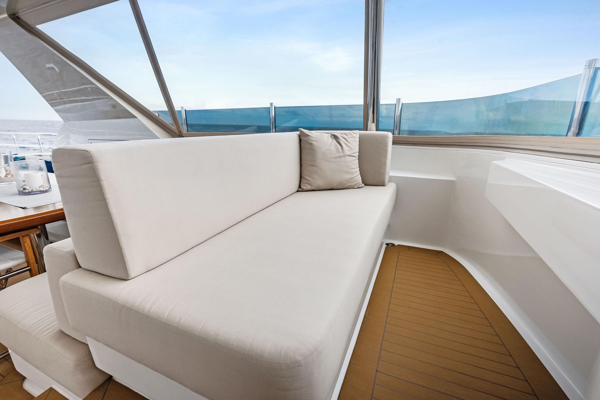 Flybridge companion lounge