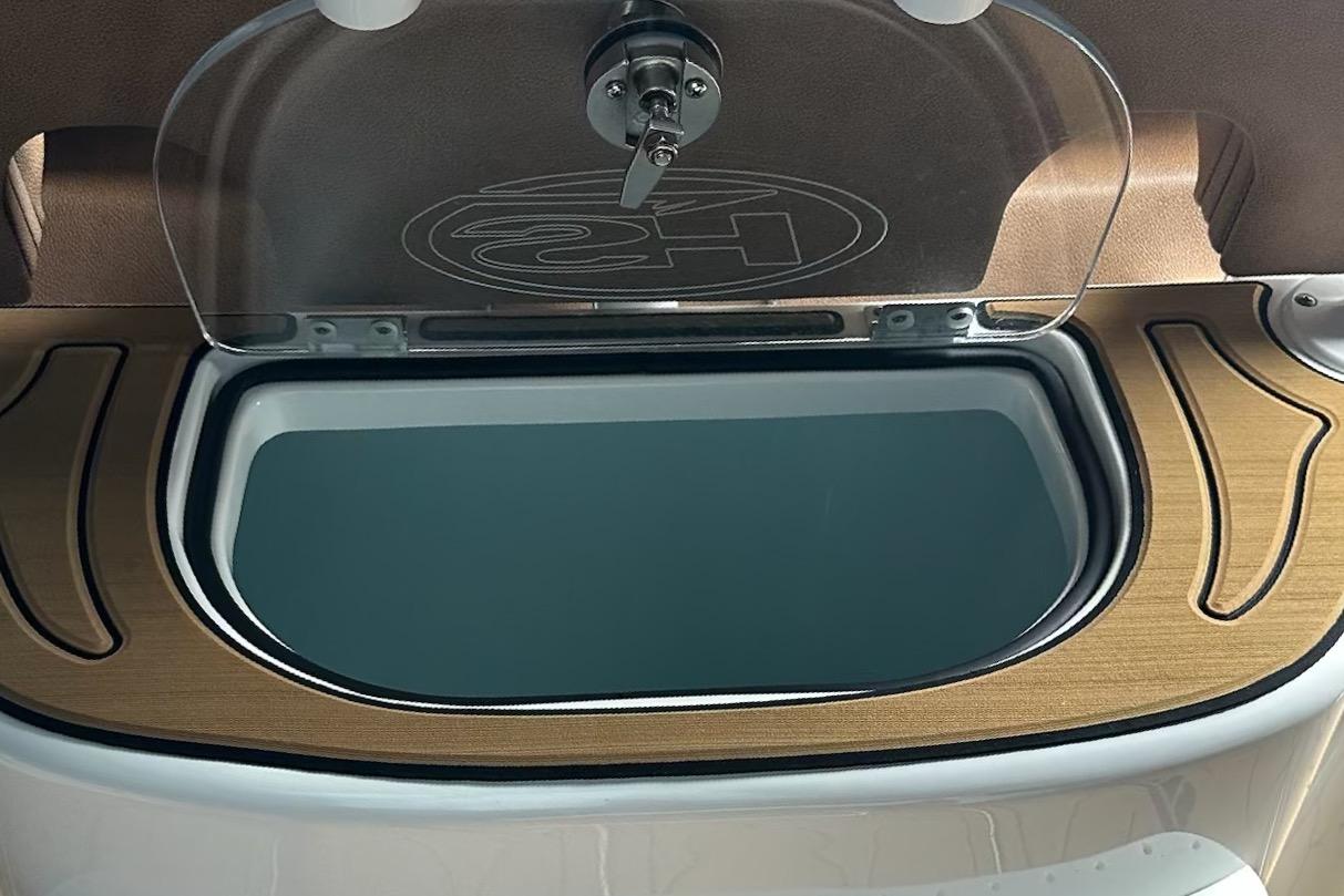 Livewell compartment on a 2019 Sea Hunt Gamefish 25 boat, featuring a transparent lid.