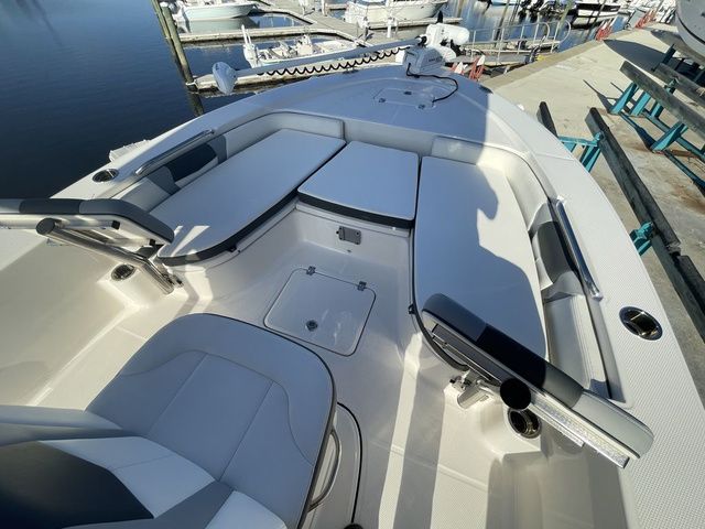 2024 Robalo 226 Cayman - 4