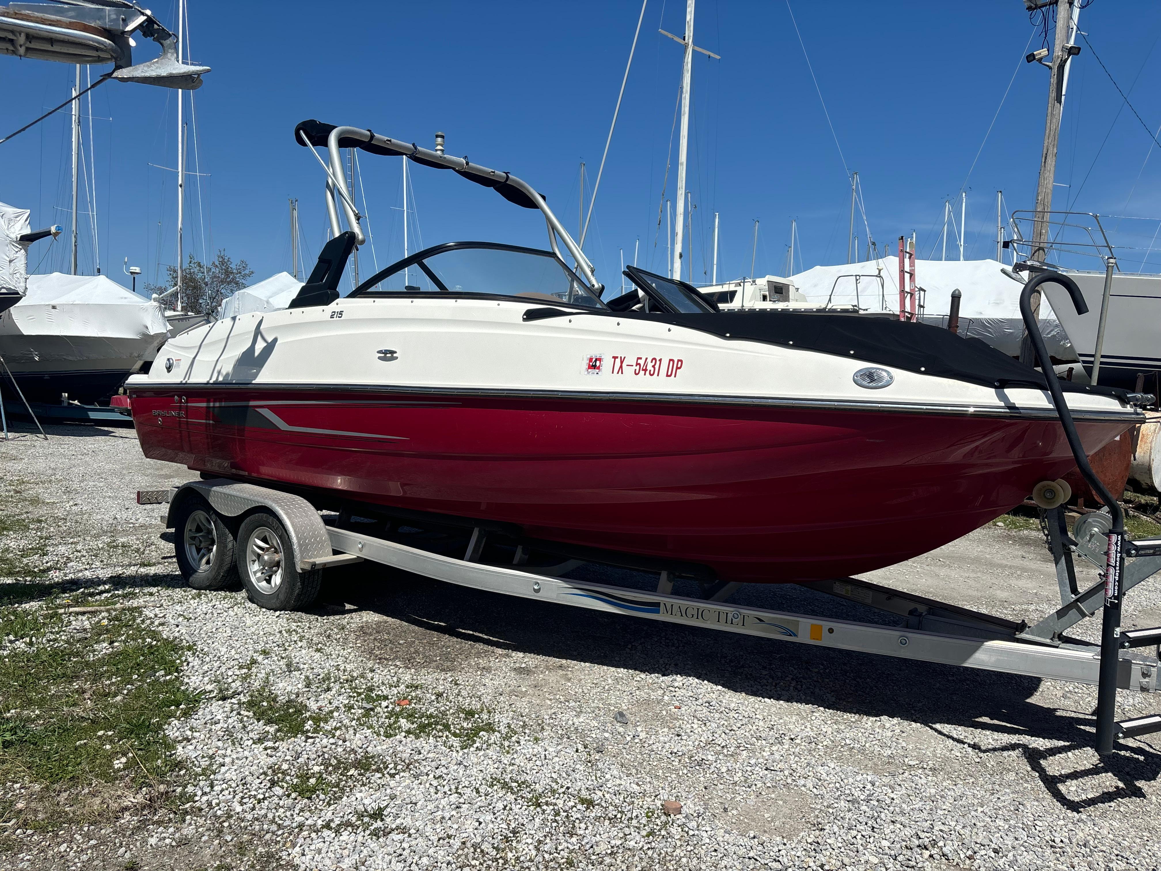 2016 Bayliner 215 Deck Boat