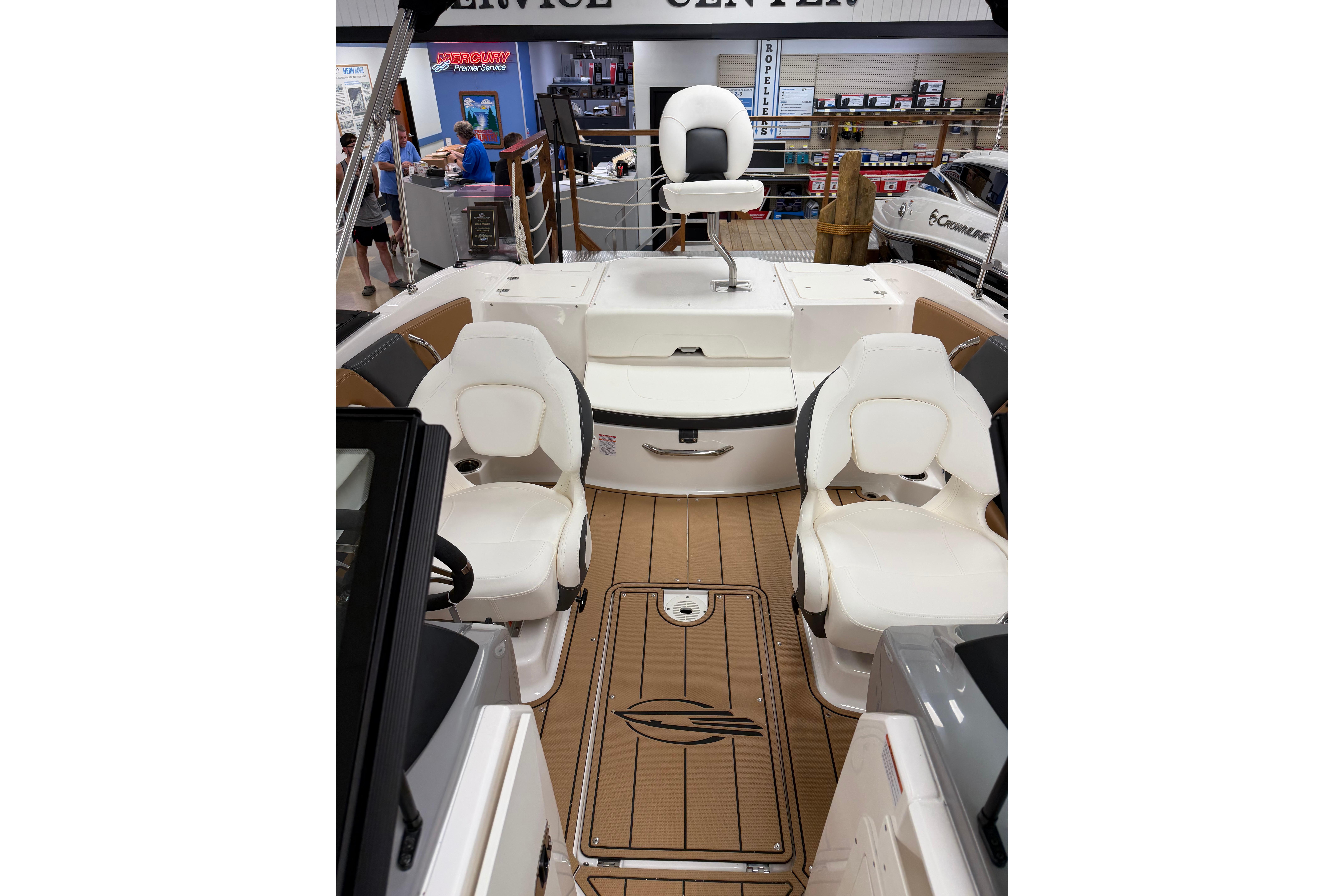 2026 Chaparral 21 SSi Ski & Fish boat interior with seating and deck details.