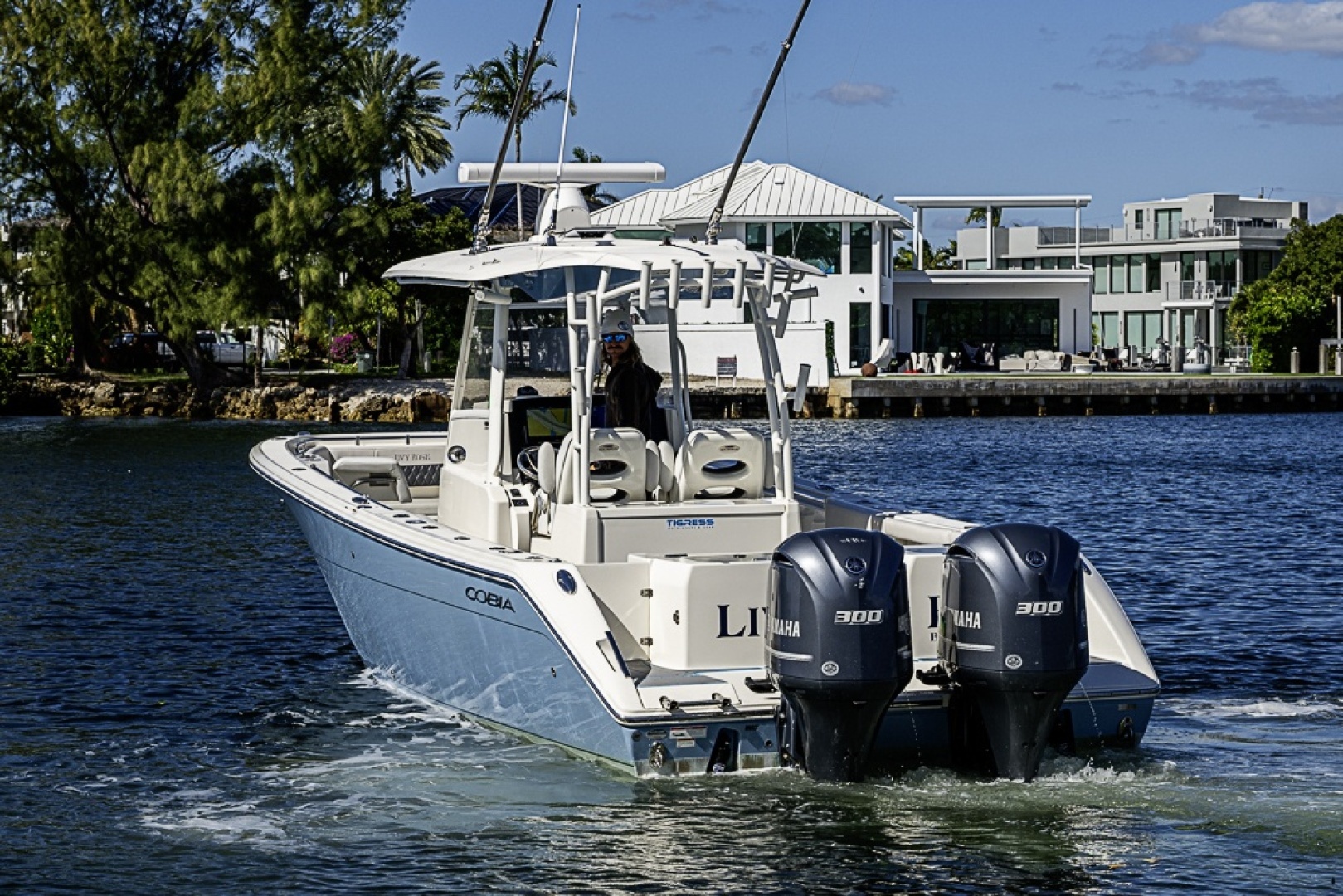 2021 Cobia 320 CC - Image 33