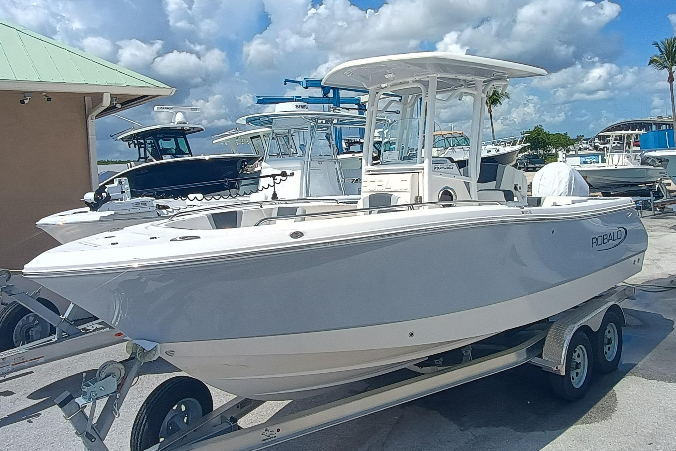 2025 Robalo R230 Center Console