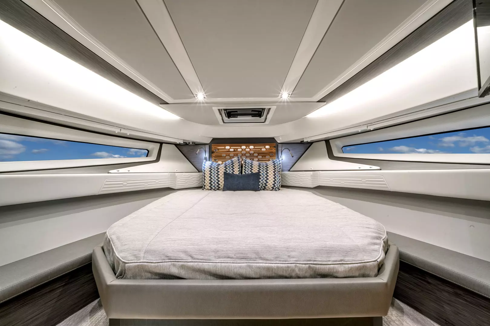 2021 Tiara Sport 43LE - Image 33