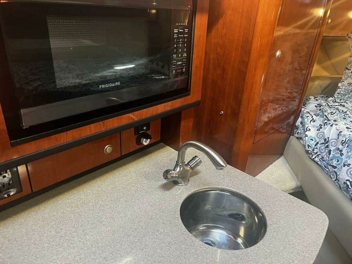 2007 Sea Ray Sundancer - Image 17