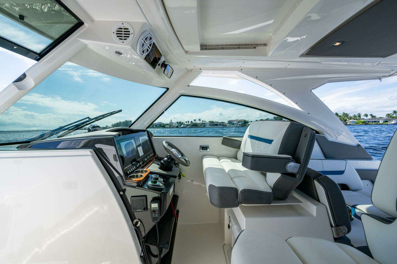 2021 Tiara Yachts 34 LX - Image 9