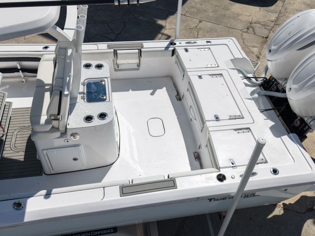 Tidewater 3100 Carolina Bay 2026 with dual engines, top view.