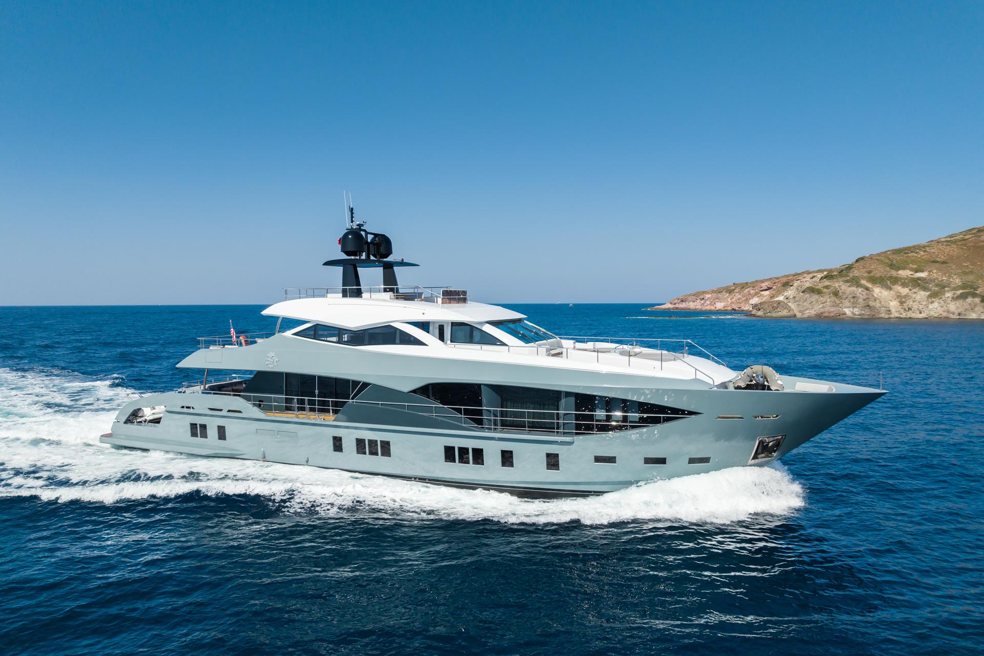 2018 Custom 37 Motoryacht
