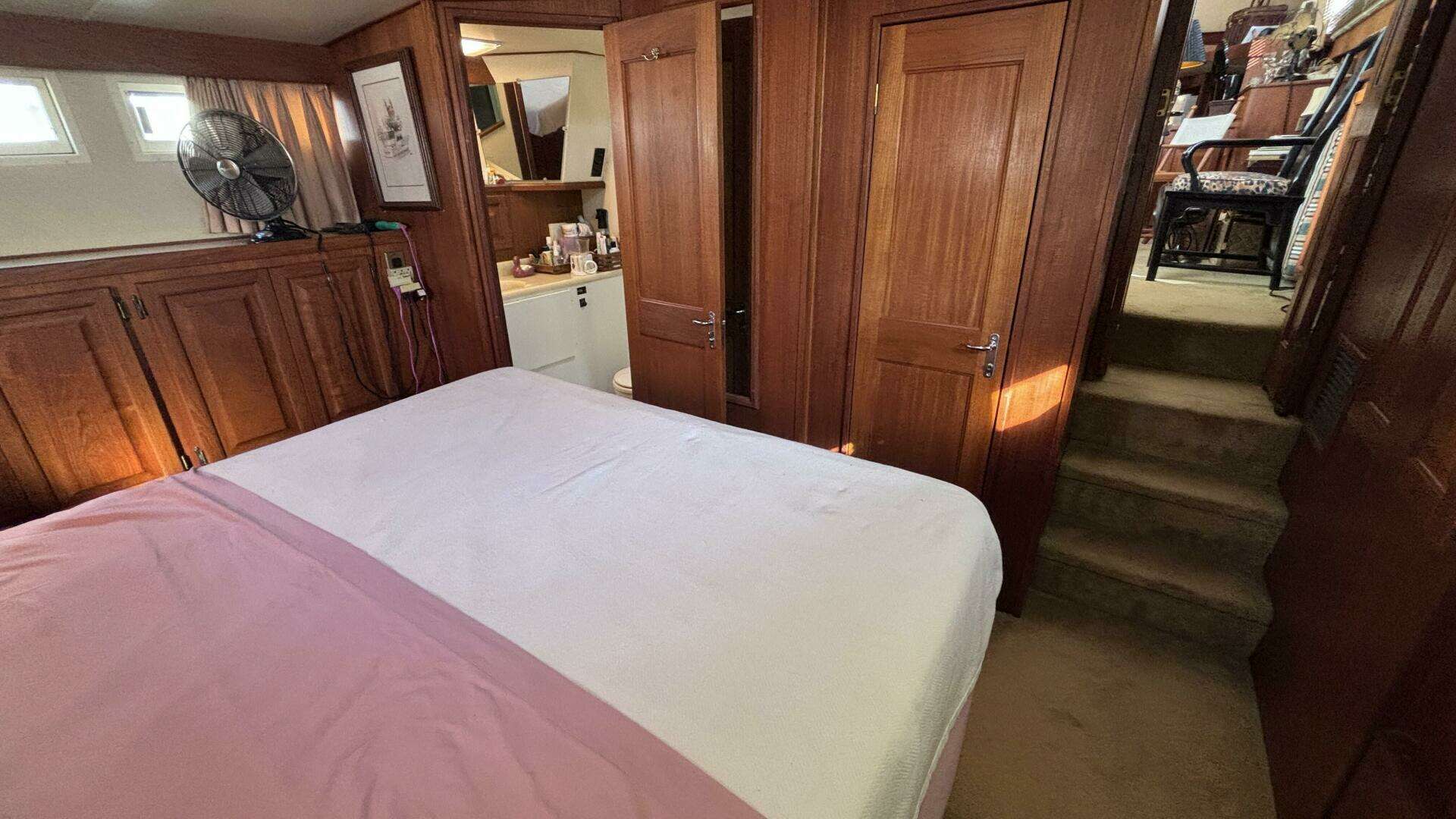 1988 Viking Motor Yacht - Image 23