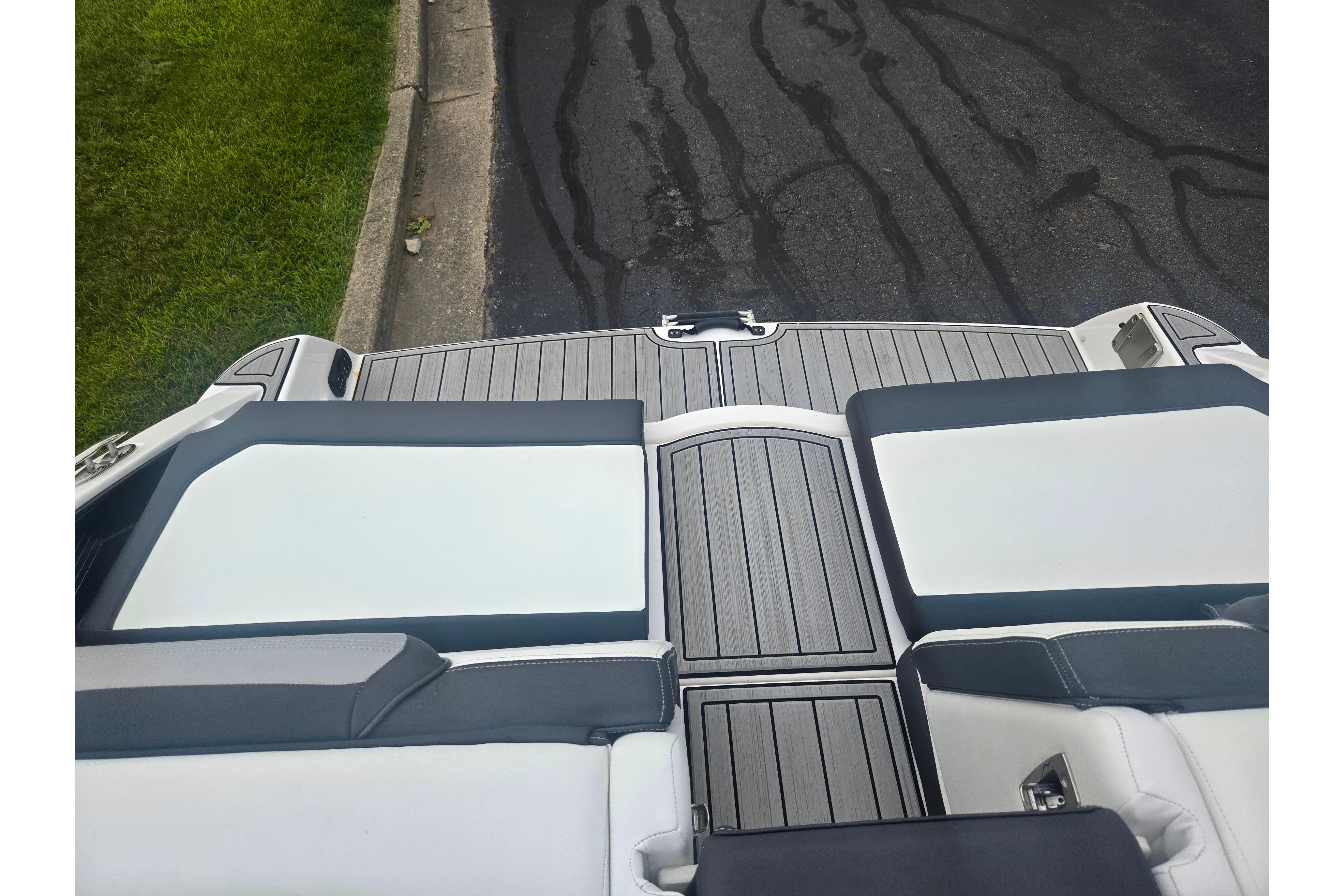 2023 Yamaha Boats 252S swim platform with cushioned seating and sleek design.