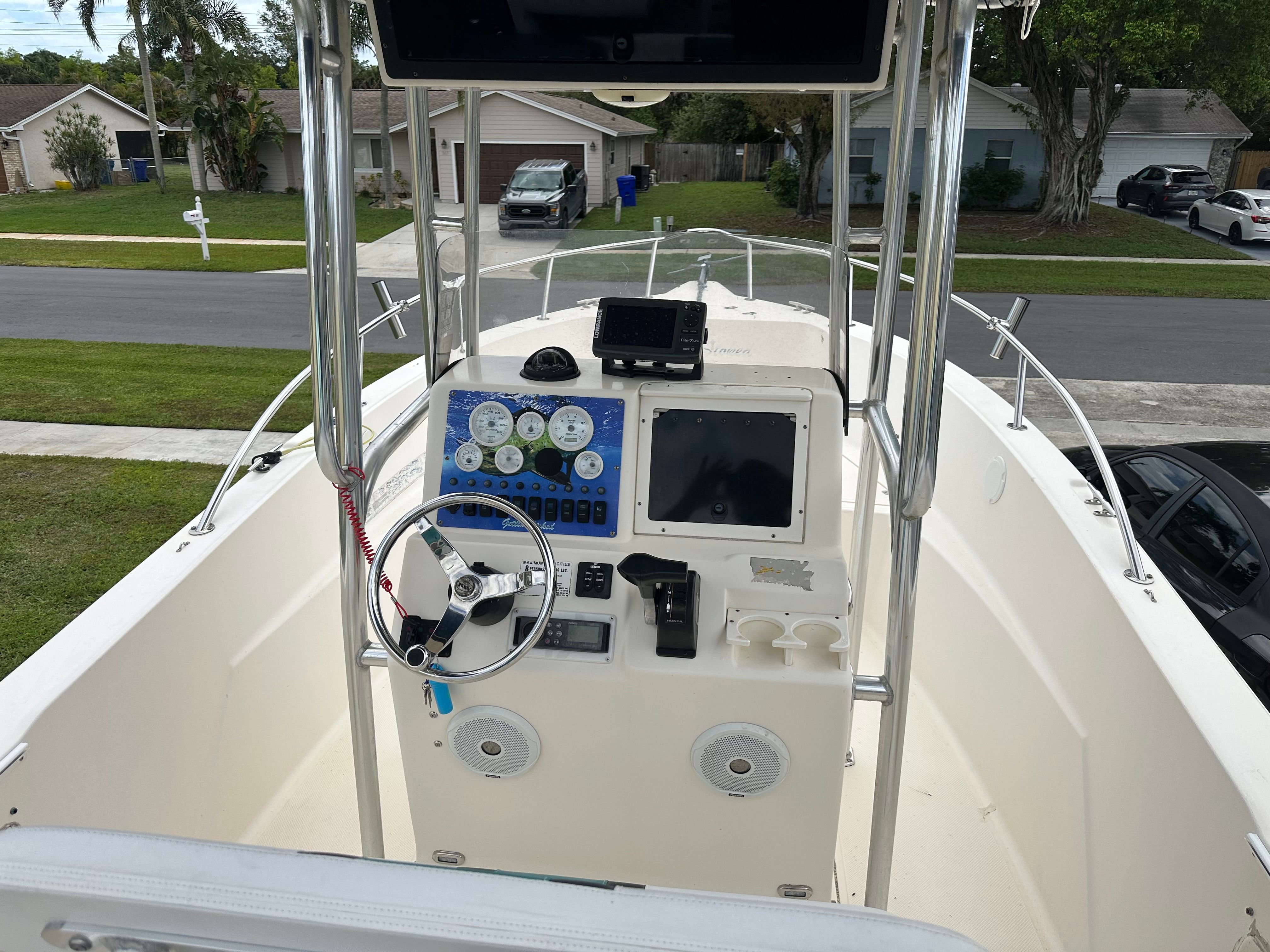 The image shows the helm of a 2004 Key West Blue Water 225cc boat.