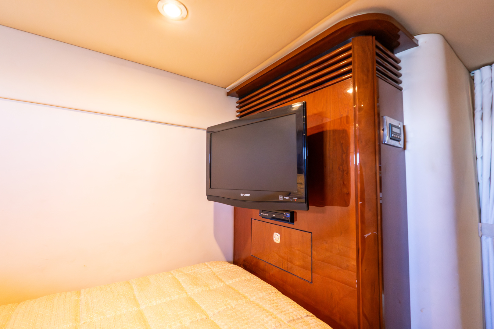 2010 Sea Ray 50 SUNDANCER - Image 21