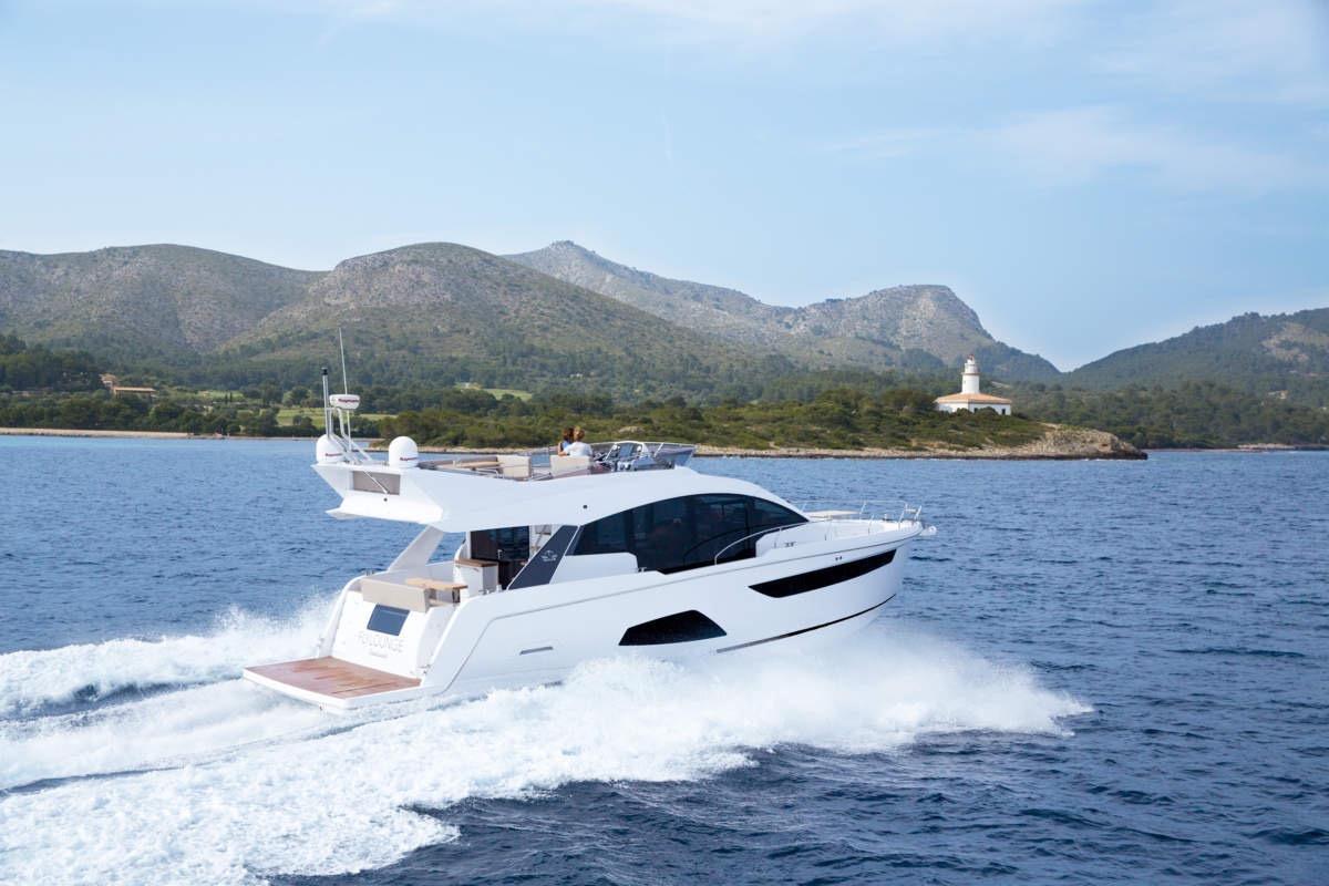 2018 Sealine C330