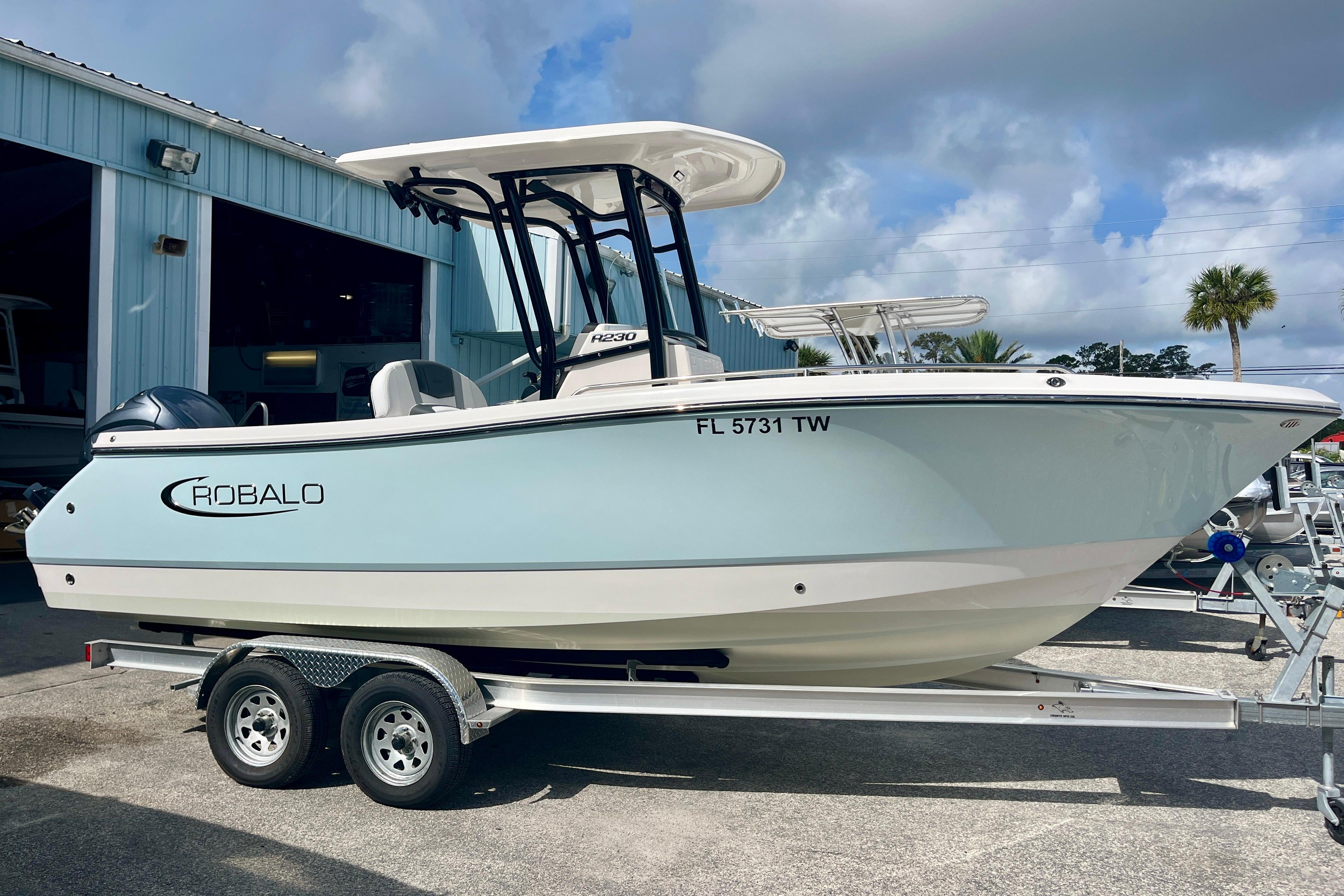 2025 Robalo R230 Center Console
