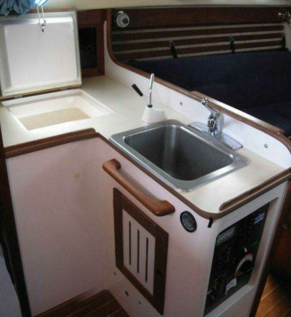 1984 Freedom 29 - Image 11