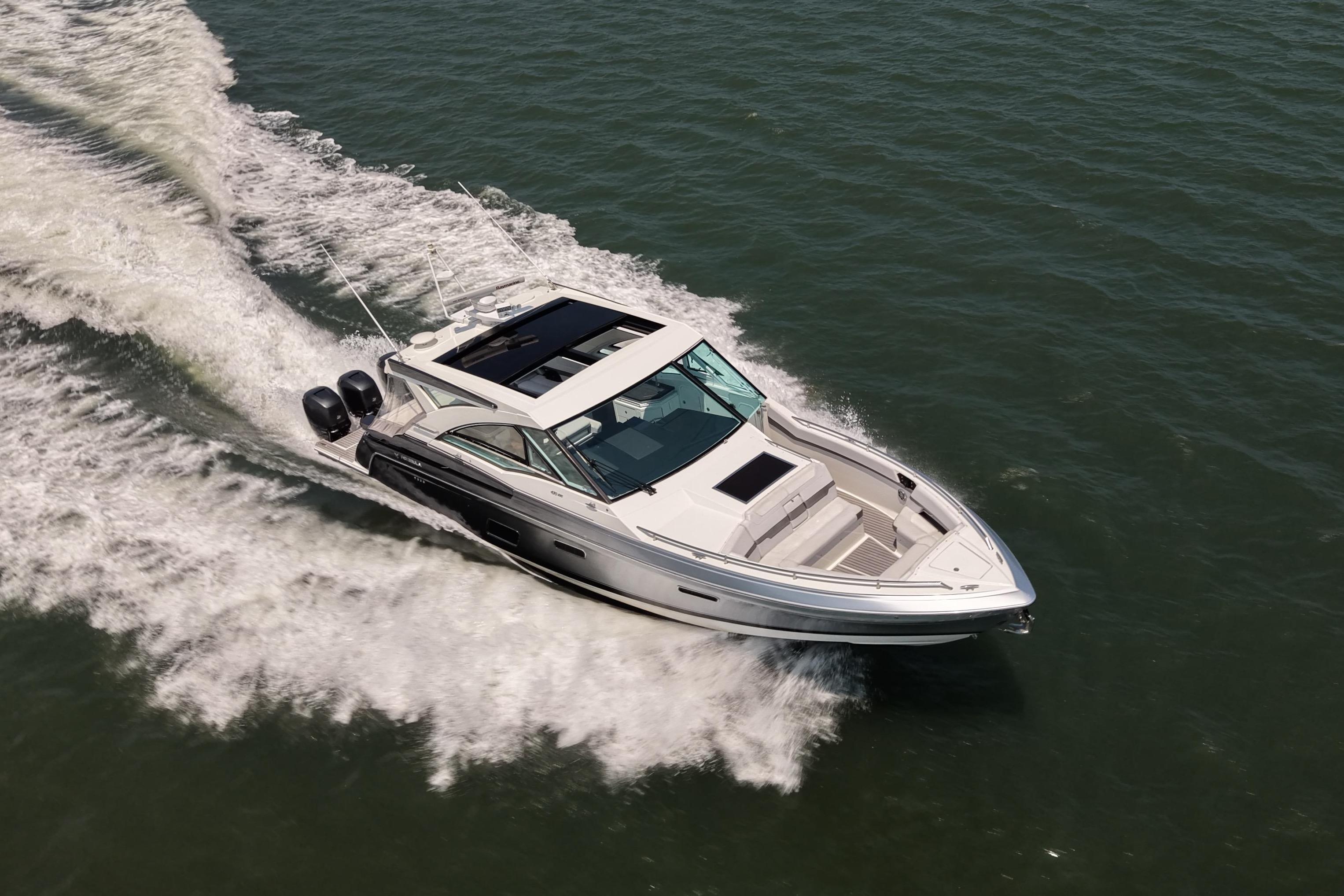 2019 Formula 430 Super Sport Crossover cruising on open water.