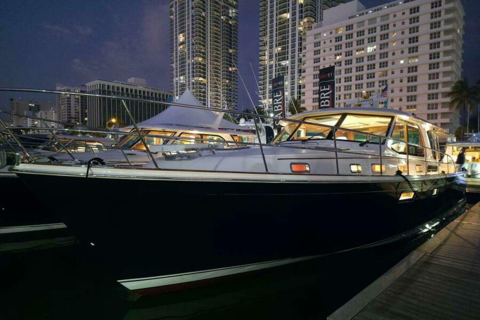2027 Sabre 51 Salon Express - Image 8