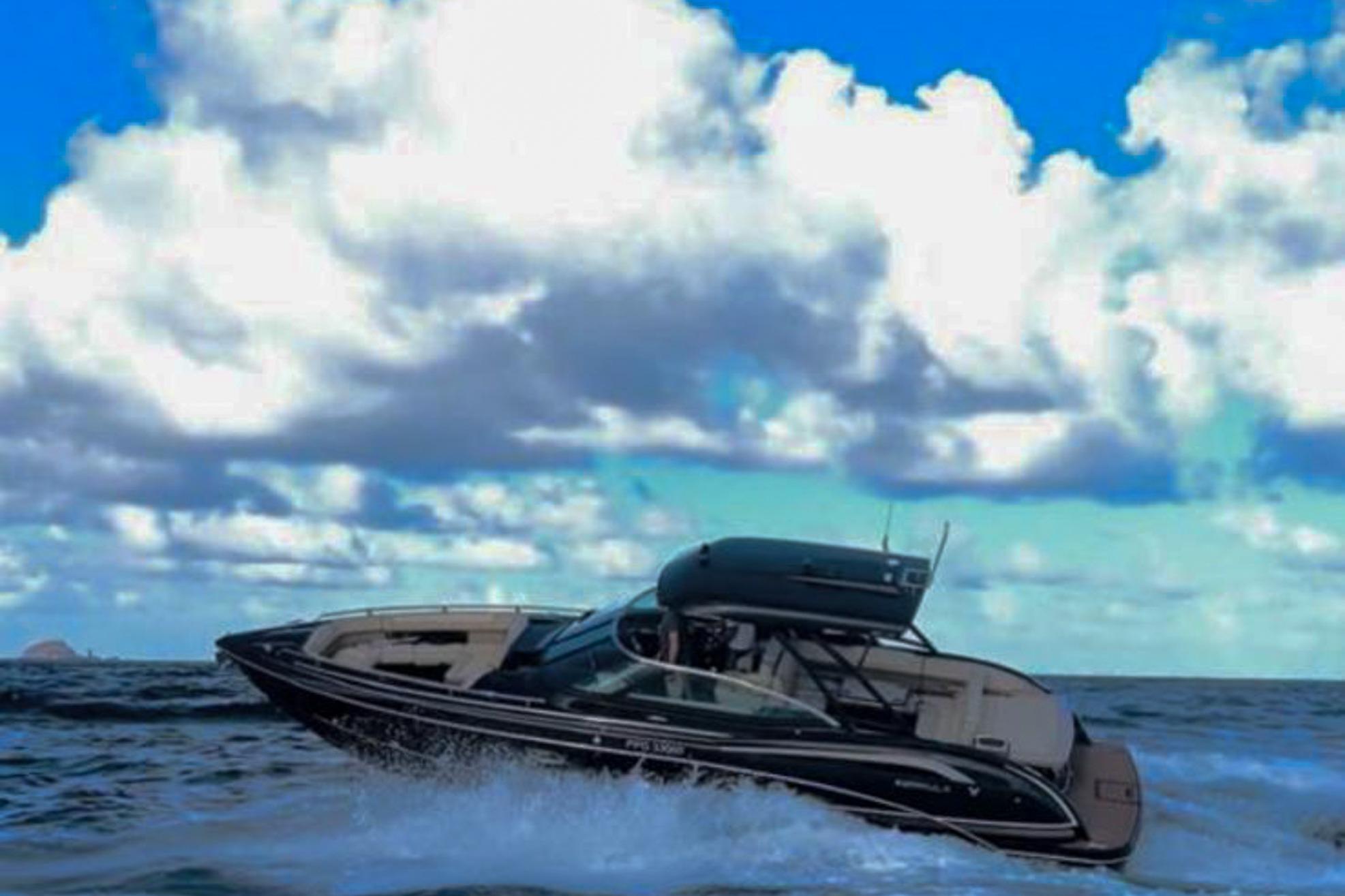 2018 Formula 350 Crossover Bowrider