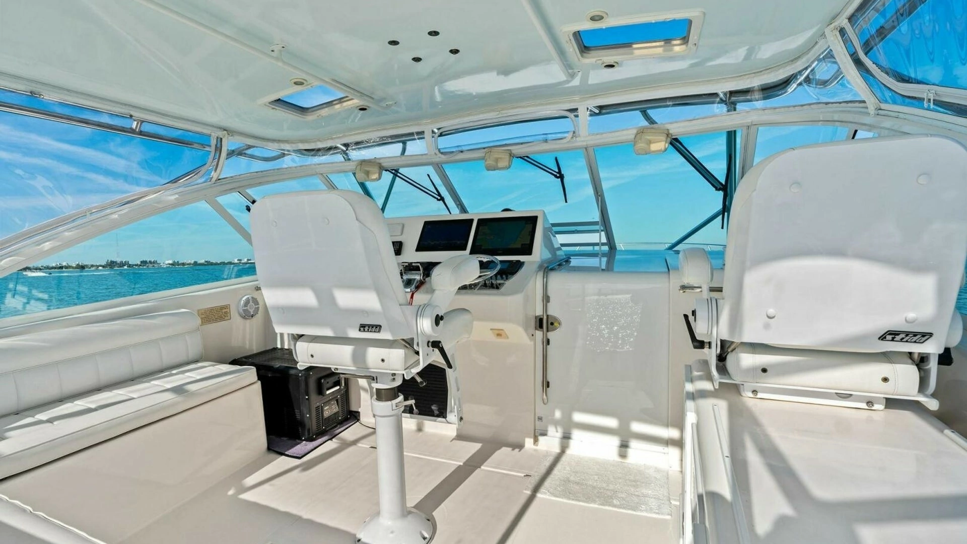 2005 Cabo 40 Express - Image 18