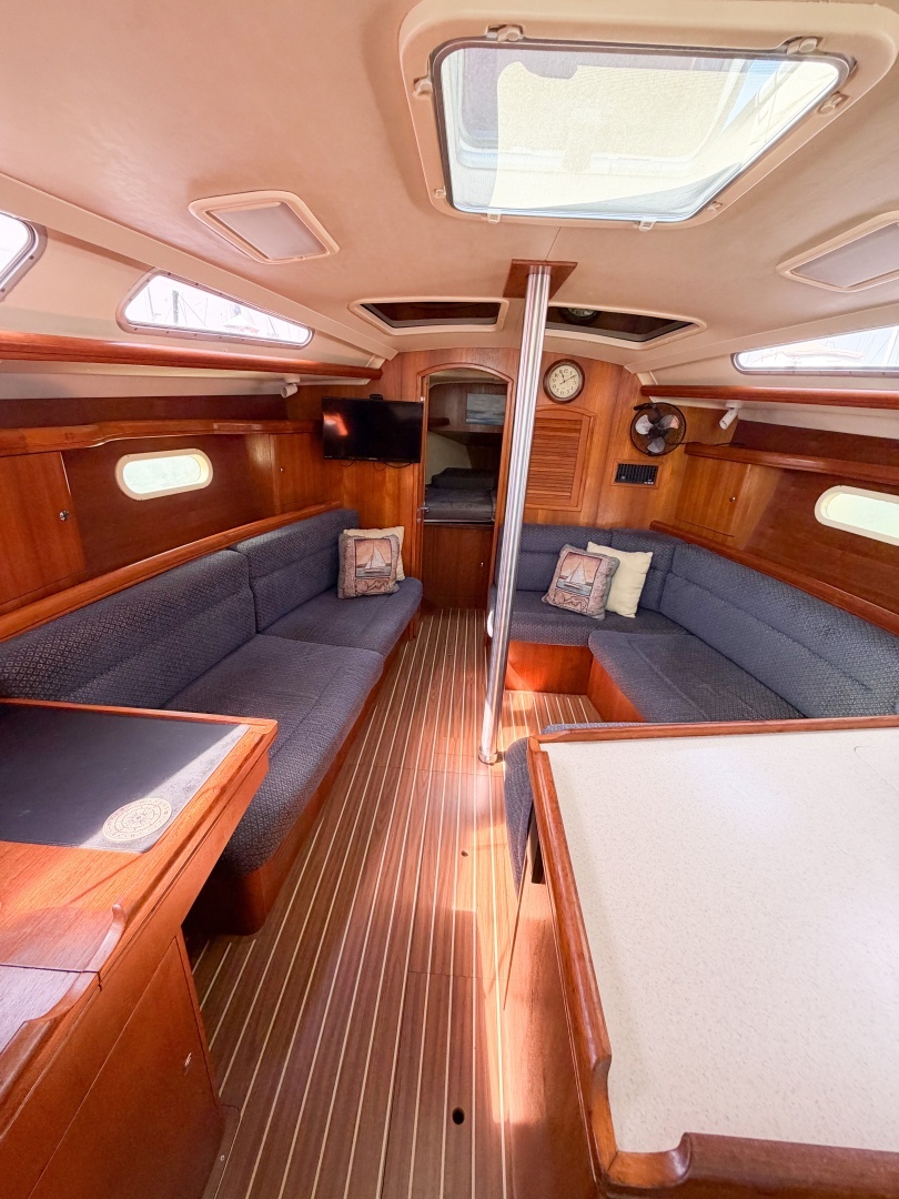 2005 Hunter 36 - Image 38
