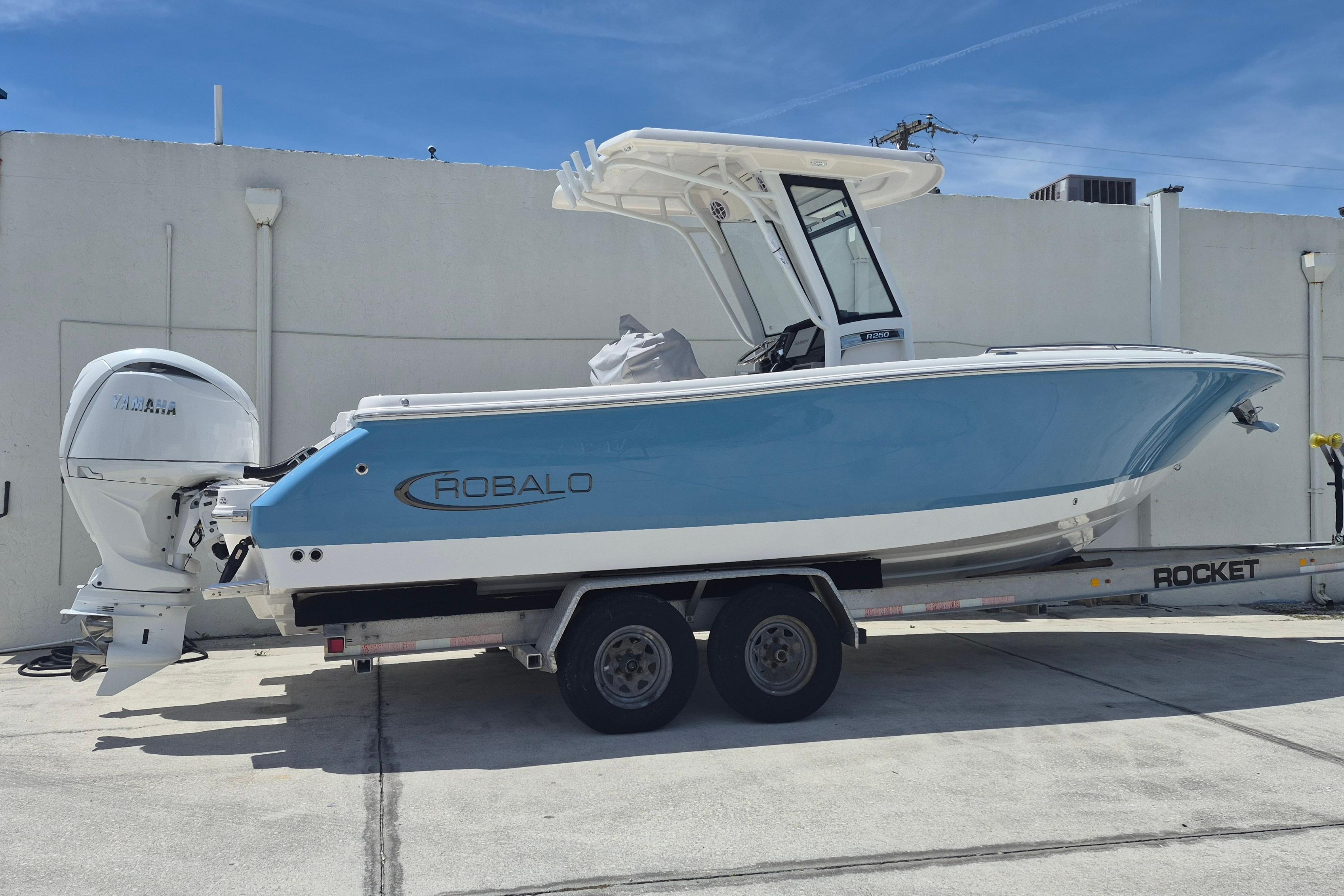 2026 Robalo R250 Center Console