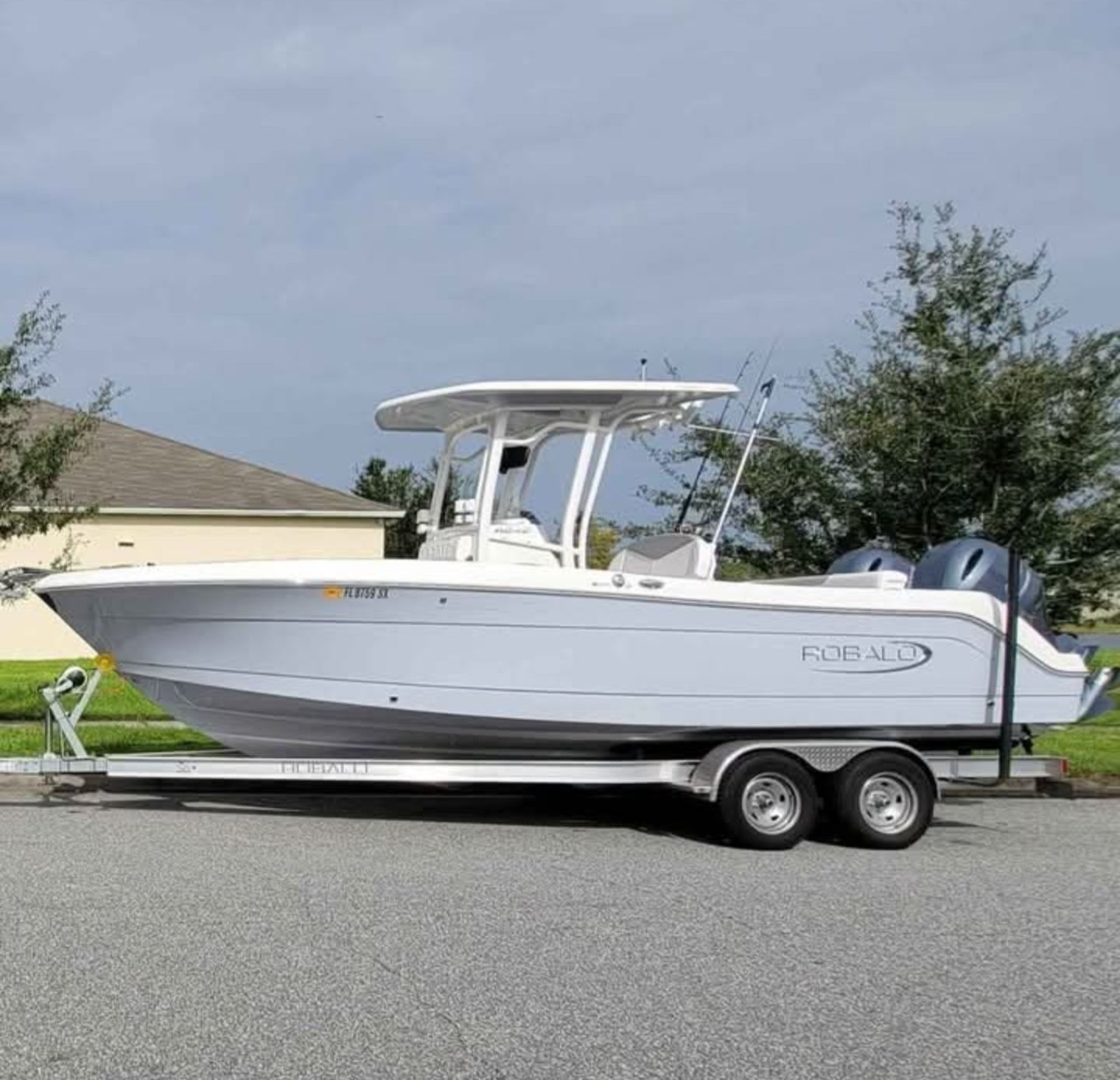 2021 Robalo R242 Center Console - 2