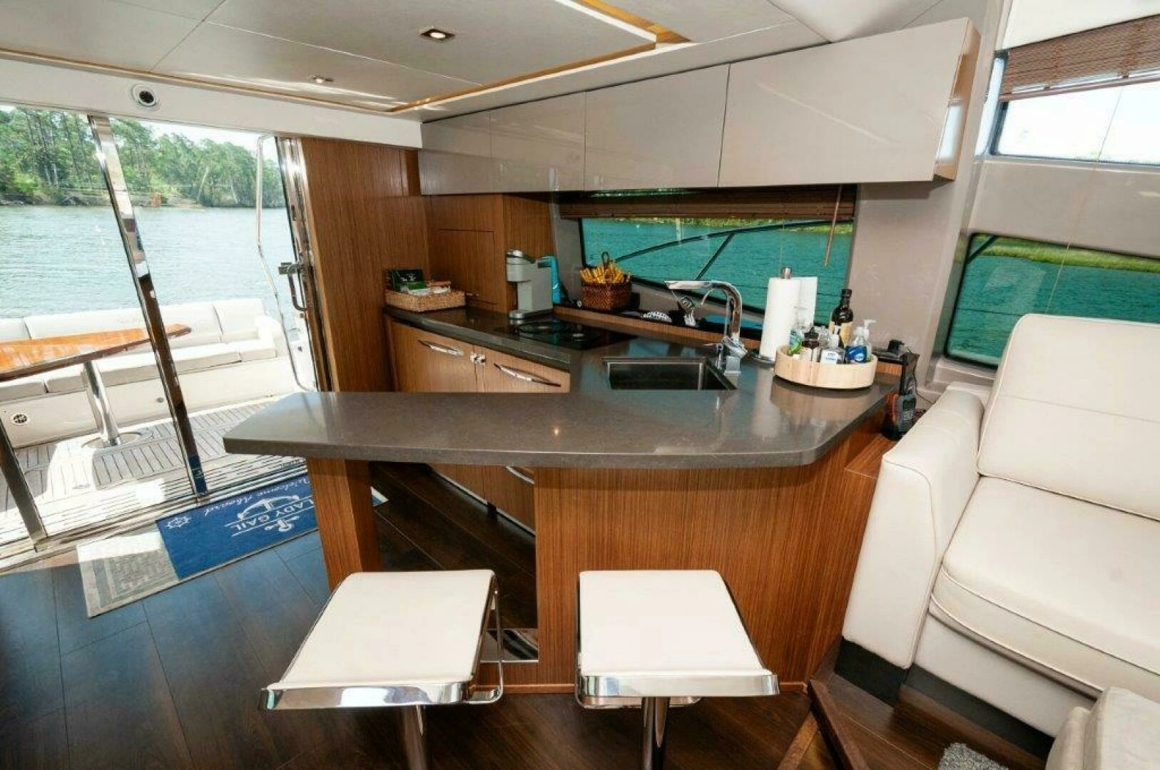 2018 Sea Ray L550 Flybridge - Image 8