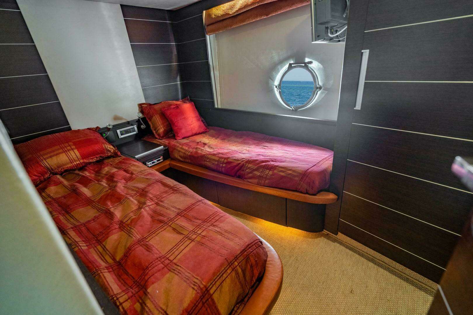 2007 Azimut 68S - Image 49
