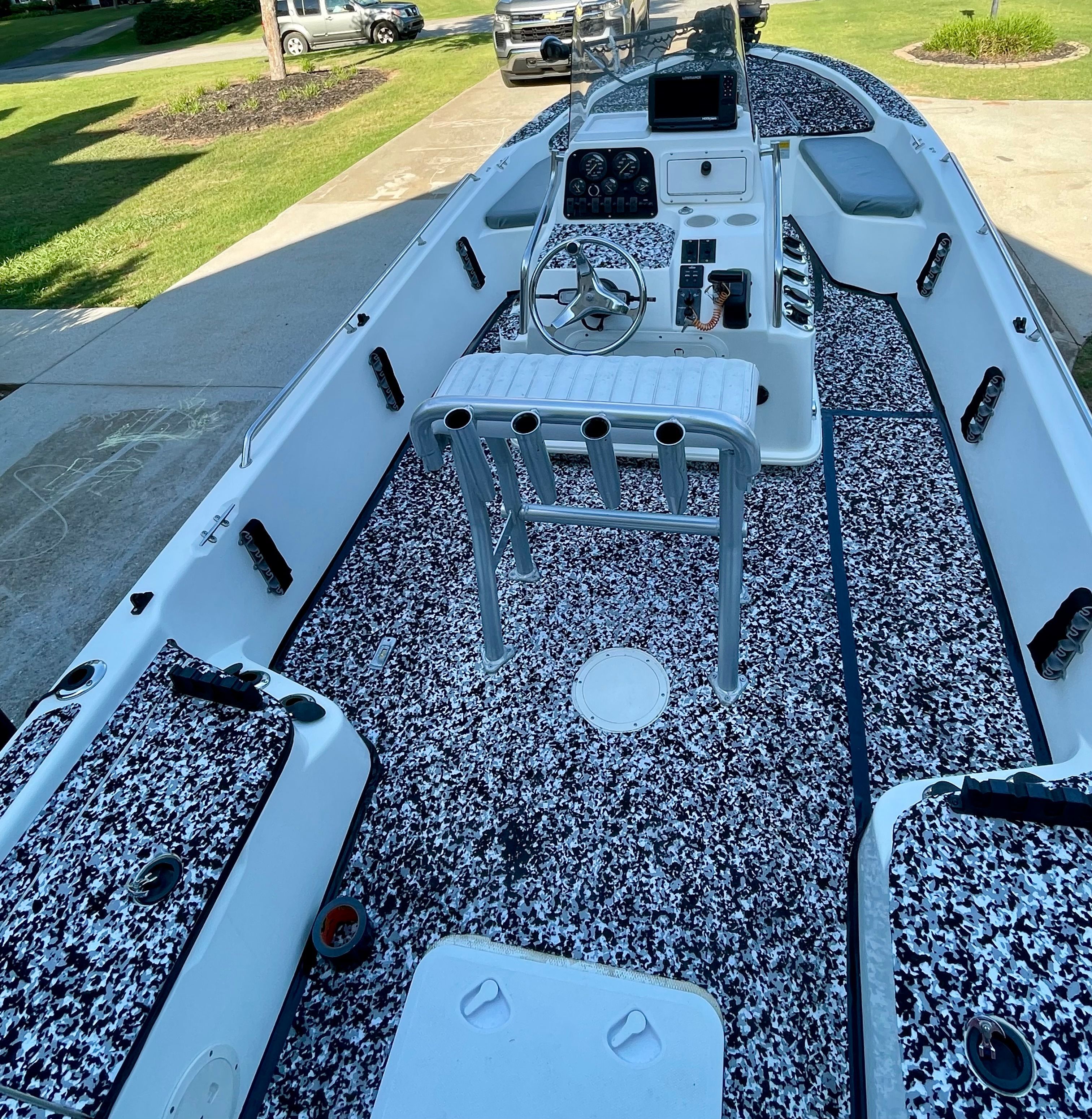 The image shows a 2006 Mako 2101 Inshore boat with a spacious, patterned deck.