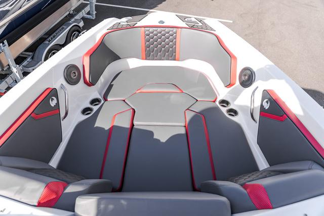 2025 Scarab 255 LX - 26